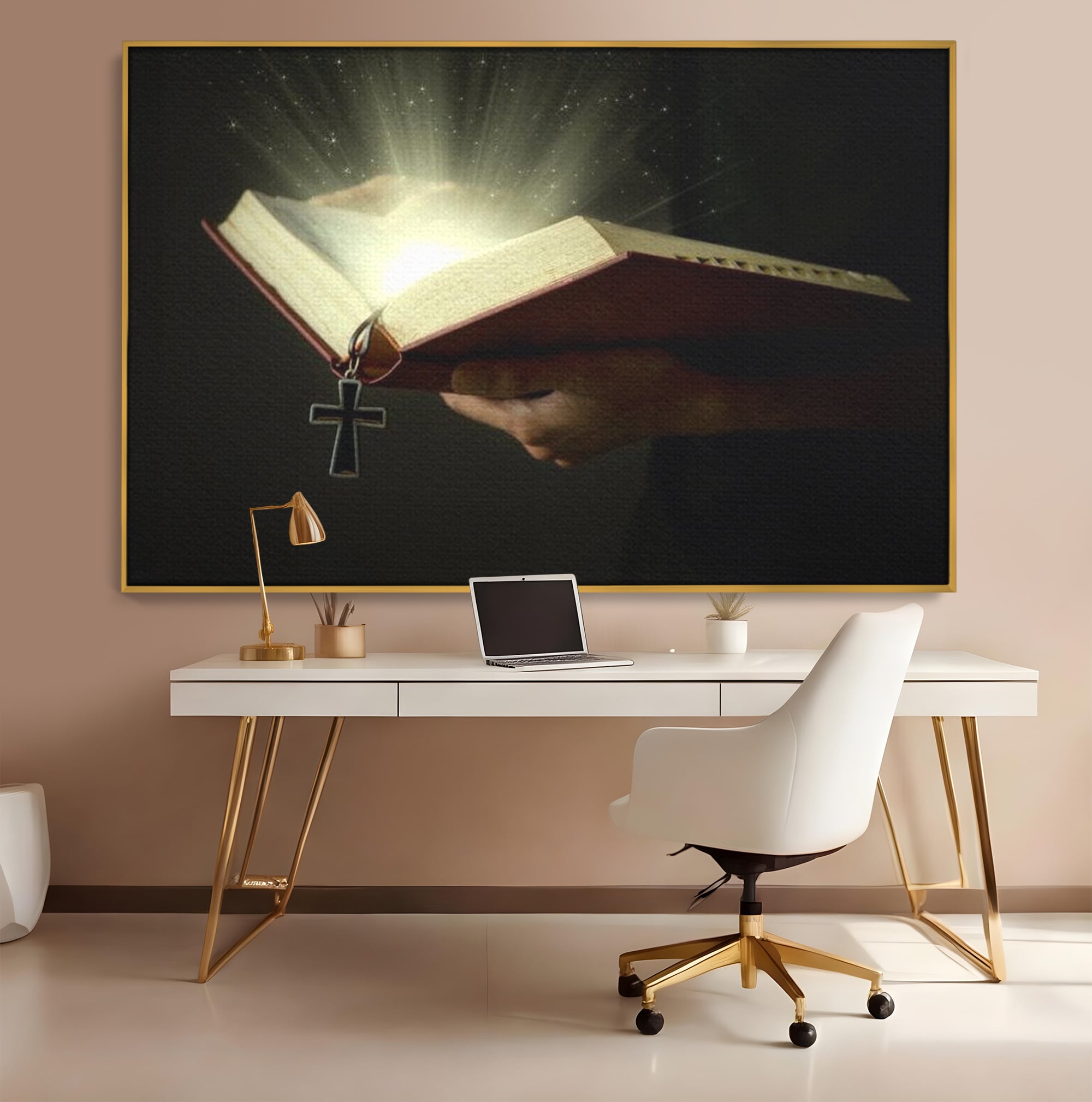 Tablou canvas cu tablou canvas cu biblie deschisa si cruce, in rama de aluminiu auriu, pe perete intr-un birou