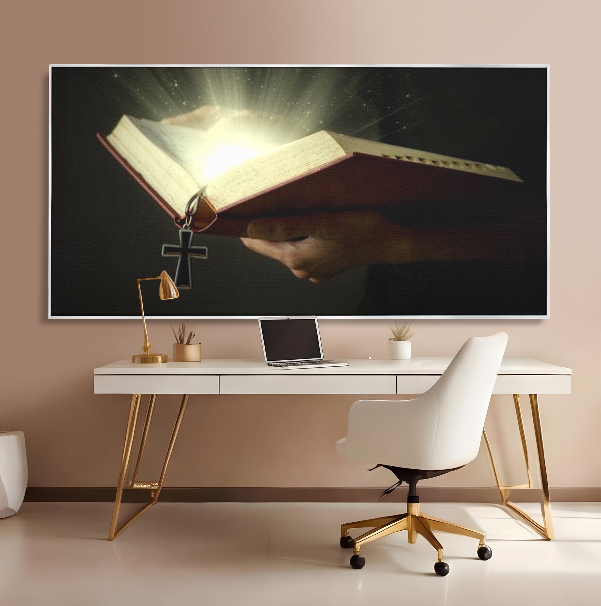 Tablou canvas cu tablou canvas cu biblie deschisa si cruce, in rama de aluminiu argintiu, pe perete intr-un birou