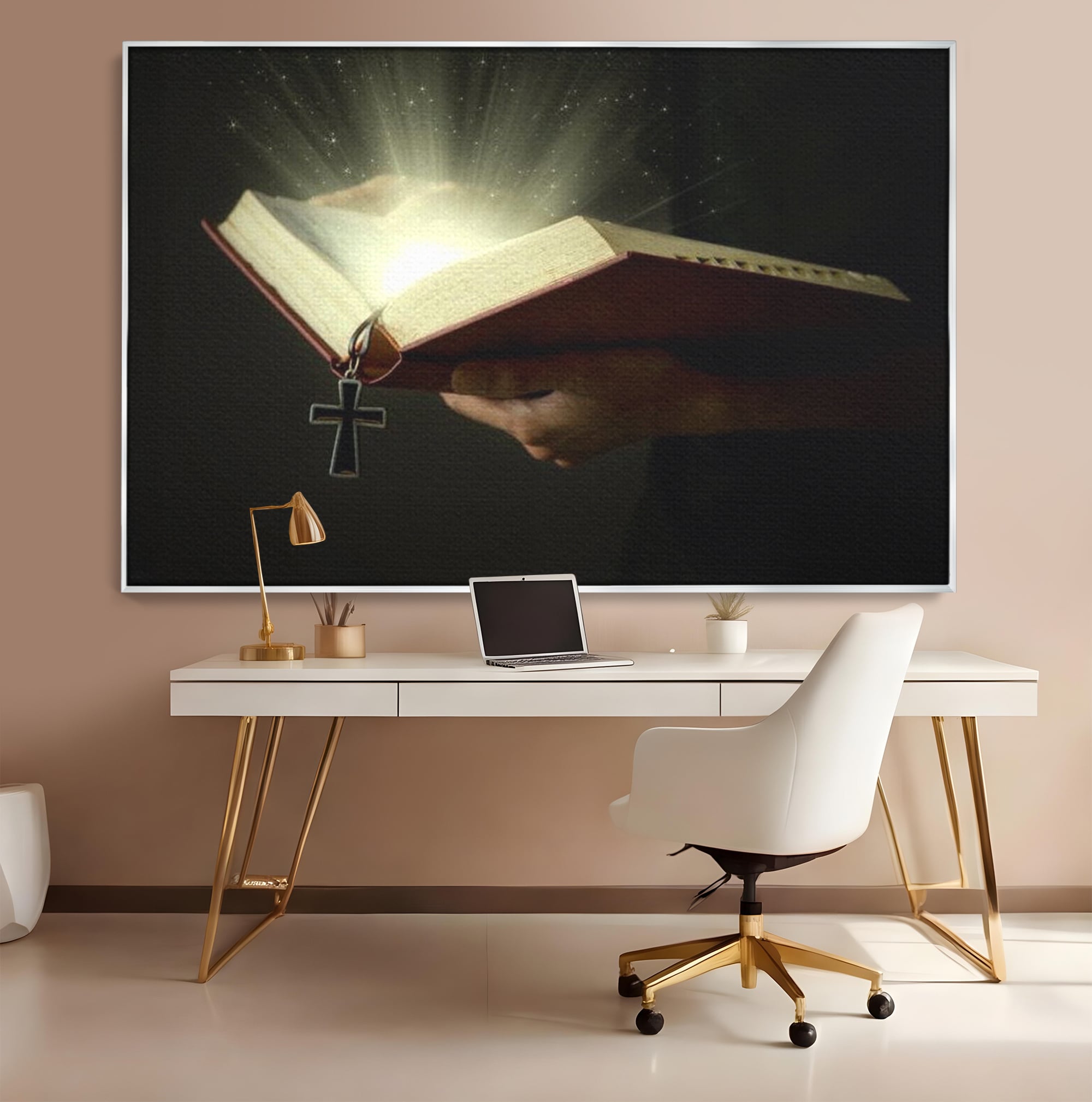 Tablou canvas cu tablou canvas cu biblie deschisa si cruce, in rama de aluminiu argintiu, pe perete intr-un birou