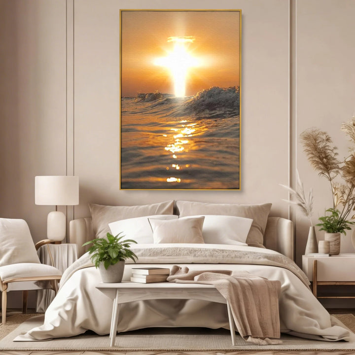 Tablou canvas cu tablou canvas cu apus si cruce pe apa, in rama de aluminiu auriu, pe perete intr-un dormitor