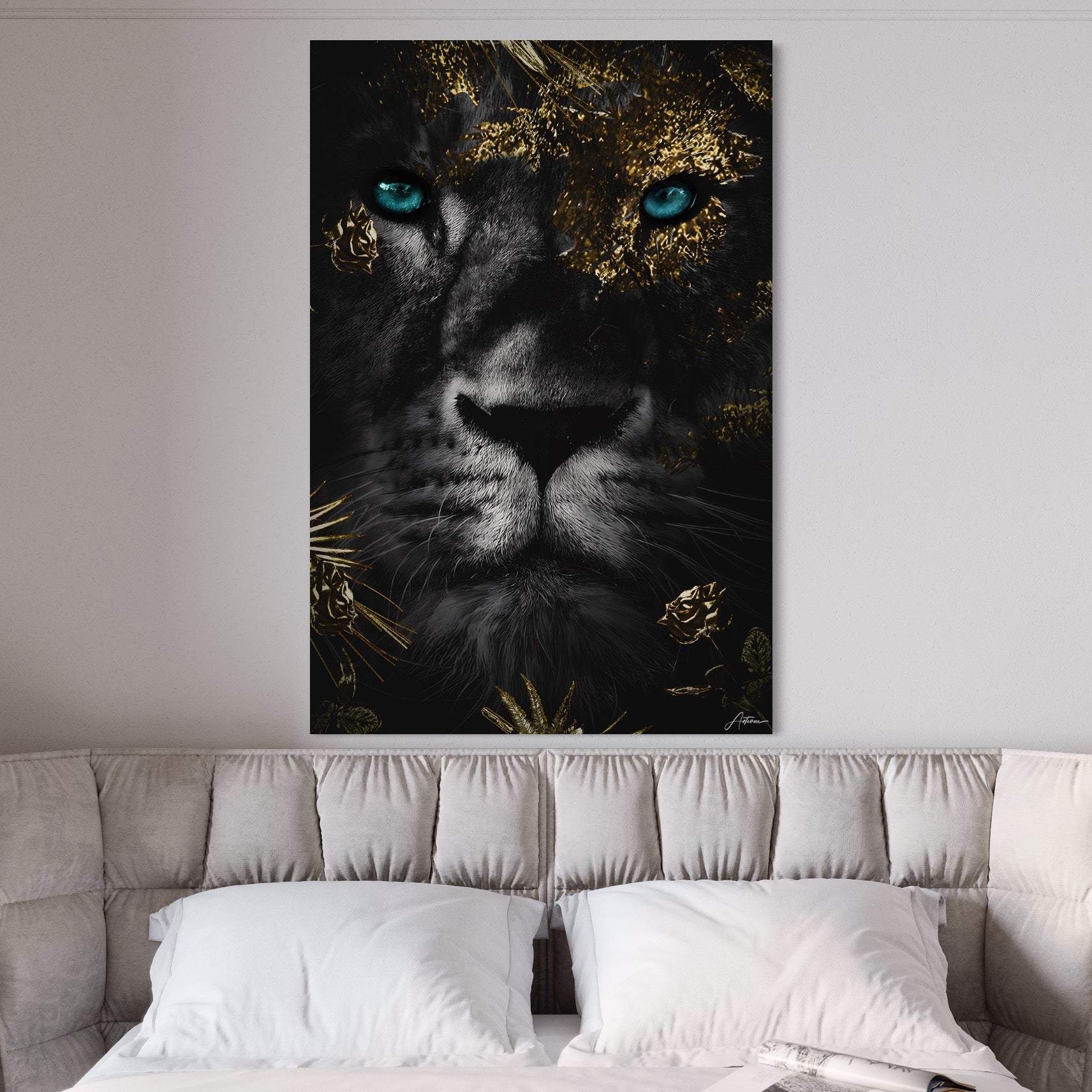 Tablou Canvas Premium LuxCanva® B1089, Frumusetea Leului Cu Ochi Albastrii , Birou, Leu, Rege, Savana, Living, Albastru, Negru, Auriu