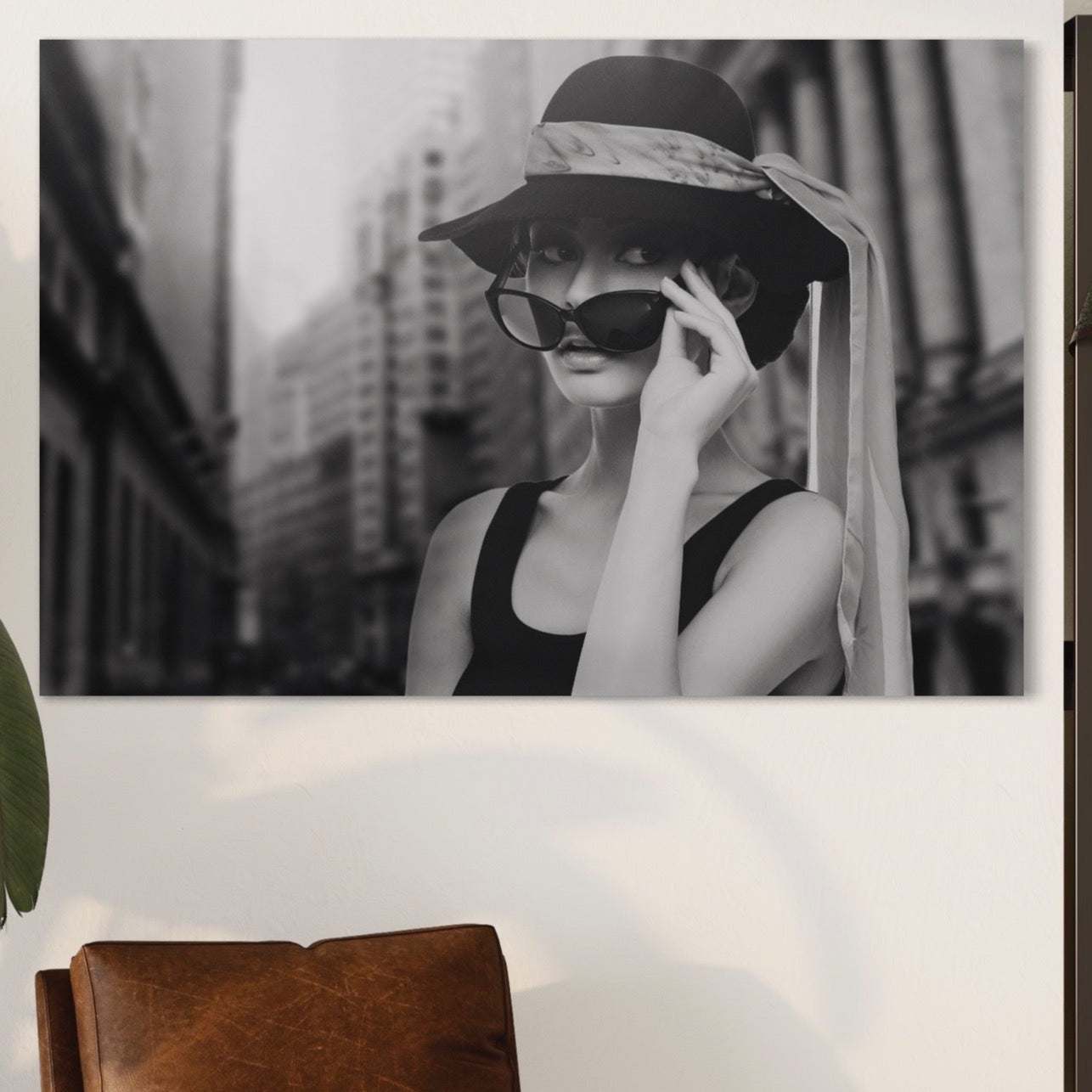 Tablou Canvas Premium LuxCanva® A1356, Beautiful Girl , Frumusete, Oras, Palarie, Ochelari, Living, Alb-Negru