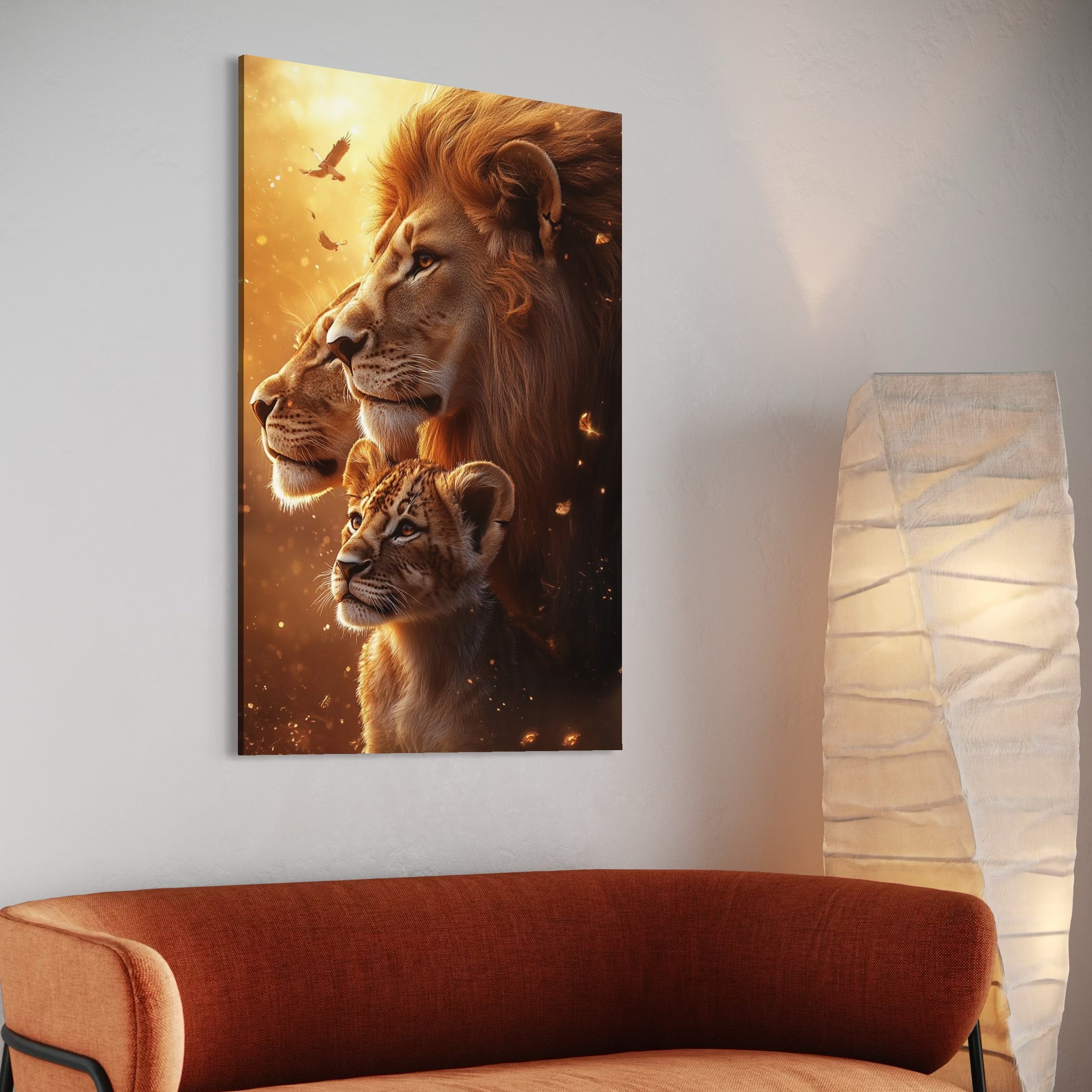 tablou canvas cu trei lei intr-un portret de familie, pe fundal in culori calde si accente aurii