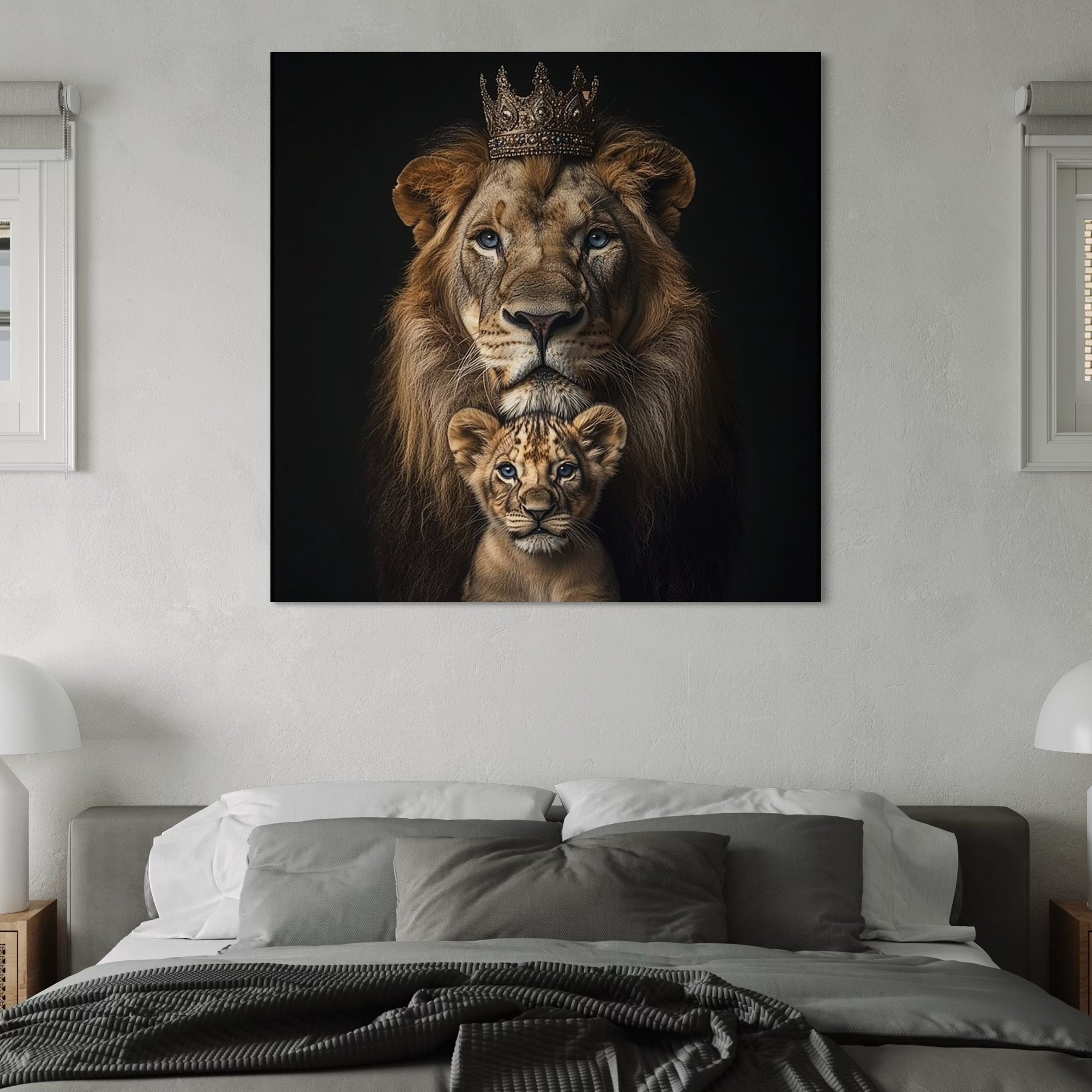 tablou canvas cu un pui de leu si un leu cu o coroana aurie, pe fundal negru