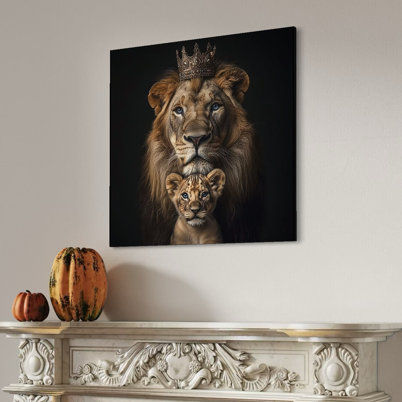 tablou canvas cu un pui de leu si un leu cu o coroana aurie, pe fundal negru