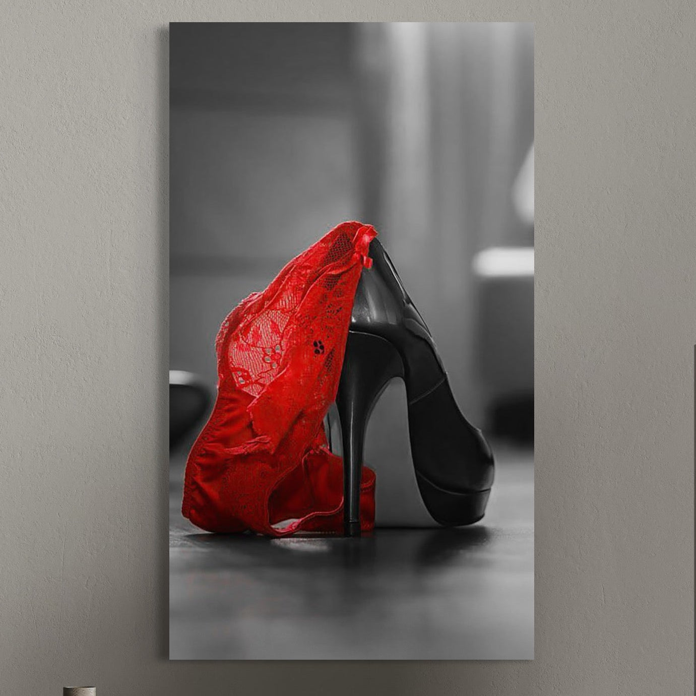 tablou canvas cu un pantof stiletto negru si lenjerie rosie din dantela, pe fundal alb si negru