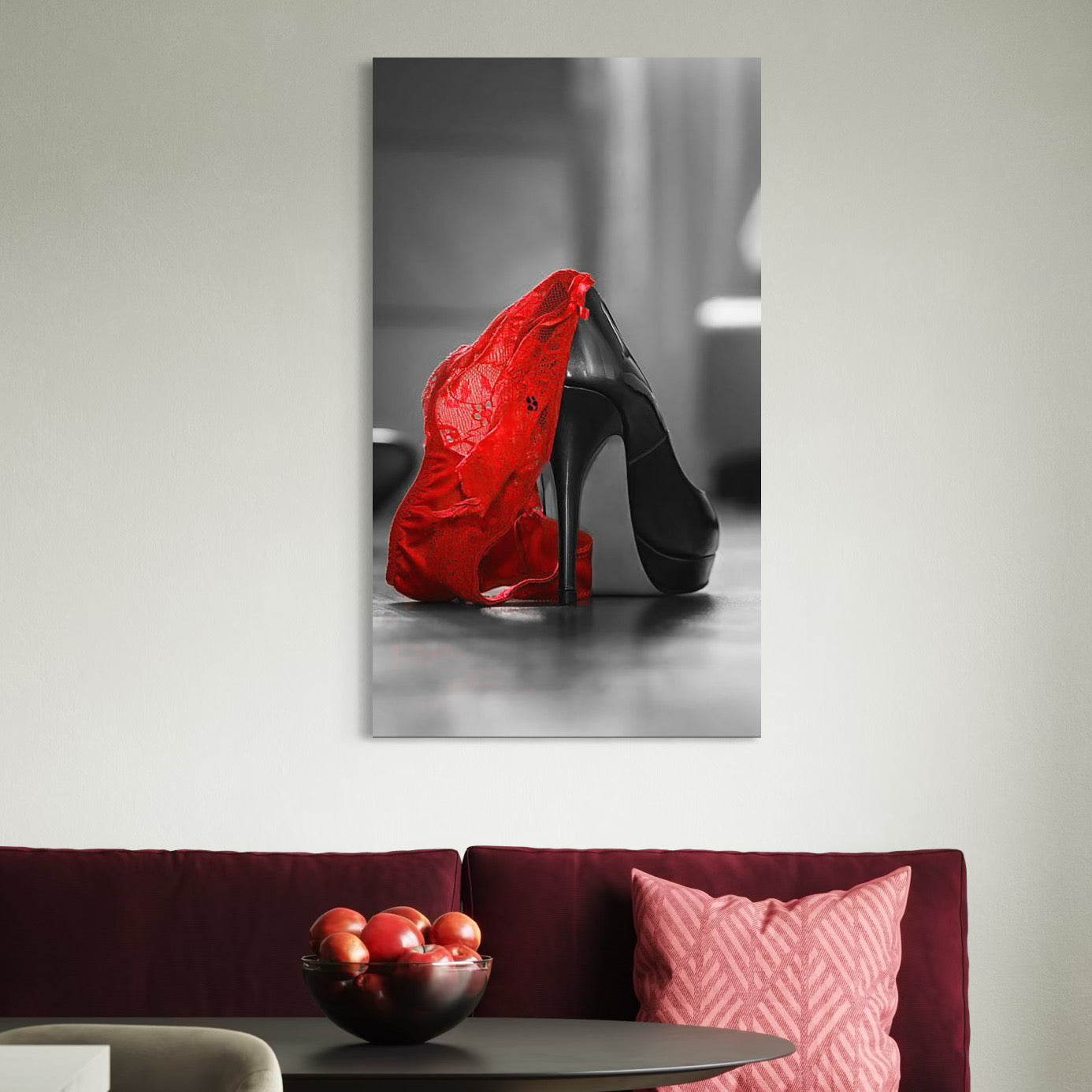 tablou canvas cu un pantof stiletto negru si lenjerie rosie din dantela, pe fundal alb si negru