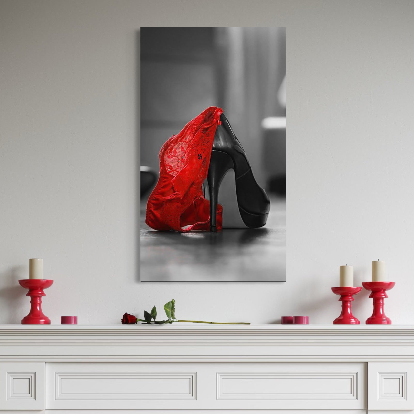 tablou canvas cu un pantof stiletto negru si lenjerie rosie din dantela, pe fundal alb si negru