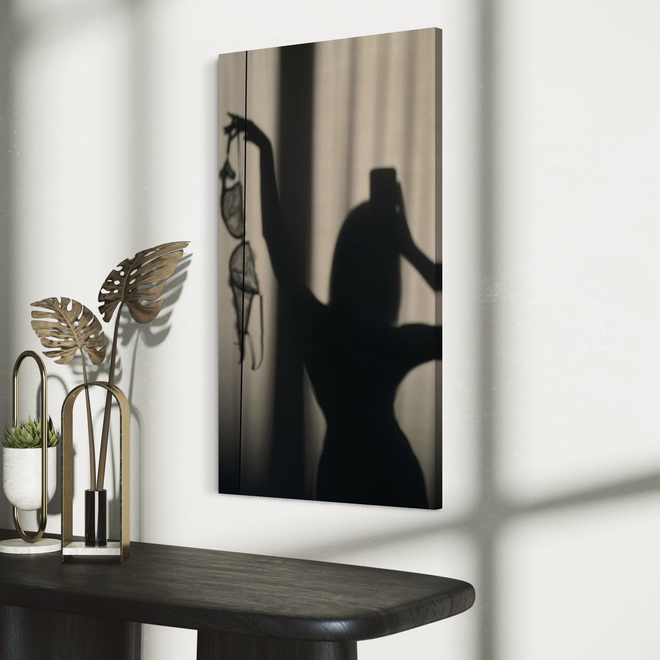 tablou canvas cu o silueta de femeie aruncand un sutien, pe fundal misterios