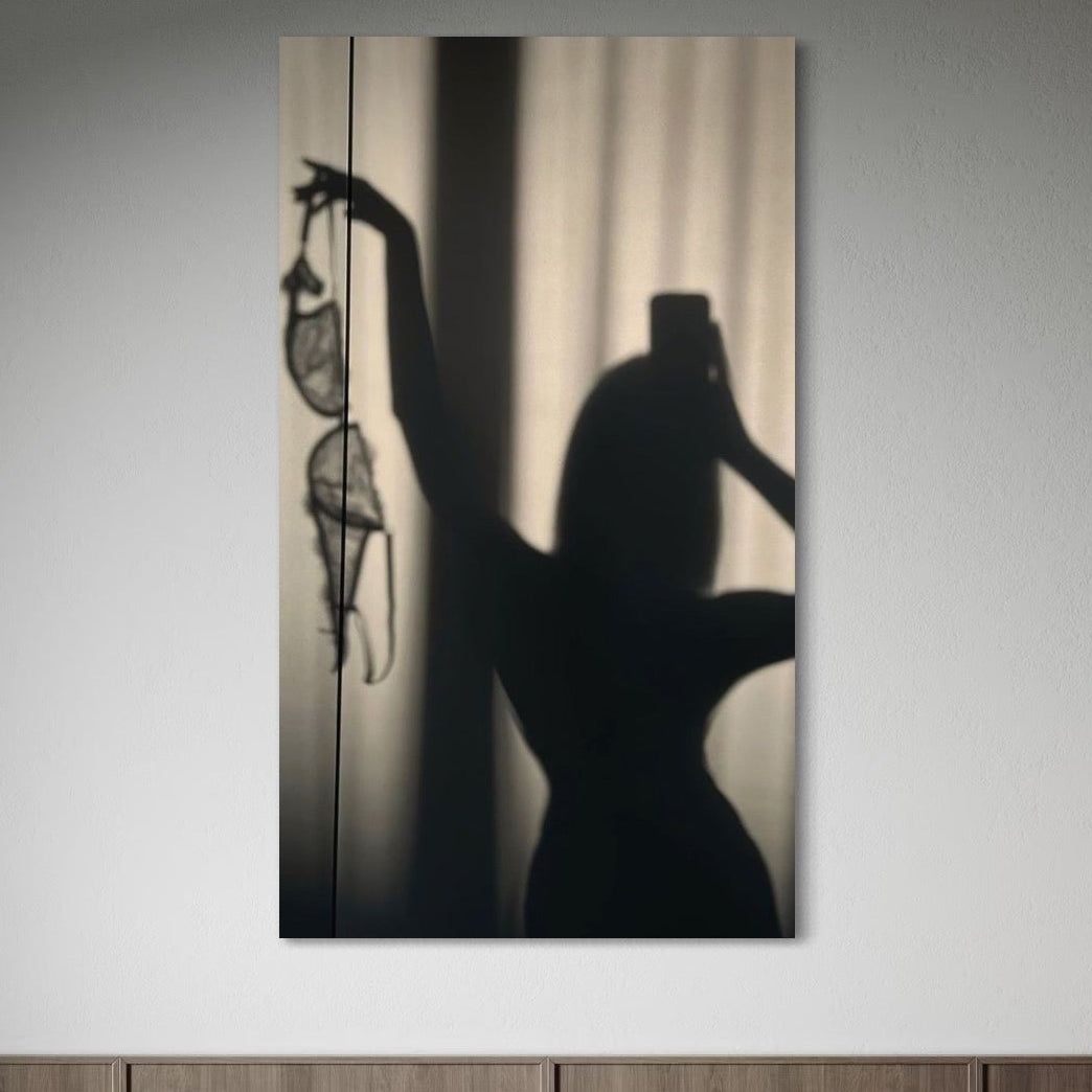tablou canvas cu o silueta de femeie aruncand un sutien, pe fundal misterios