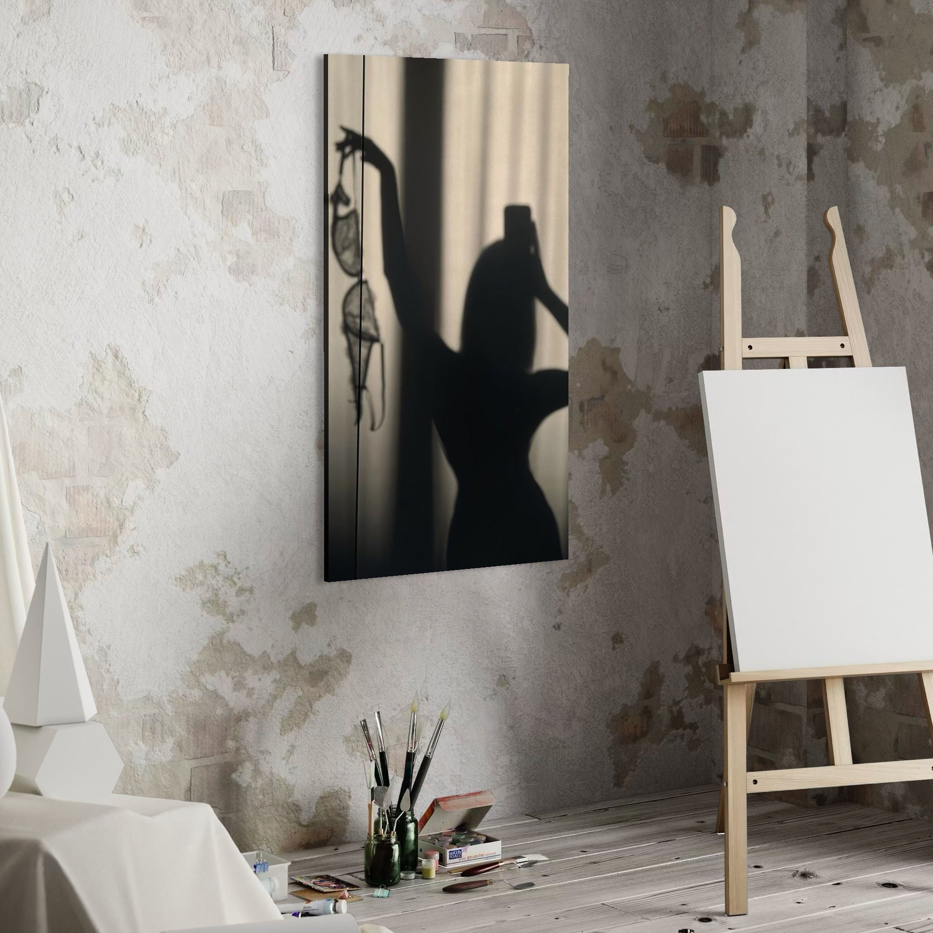 tablou canvas cu o silueta de femeie aruncand un sutien, pe fundal misterios