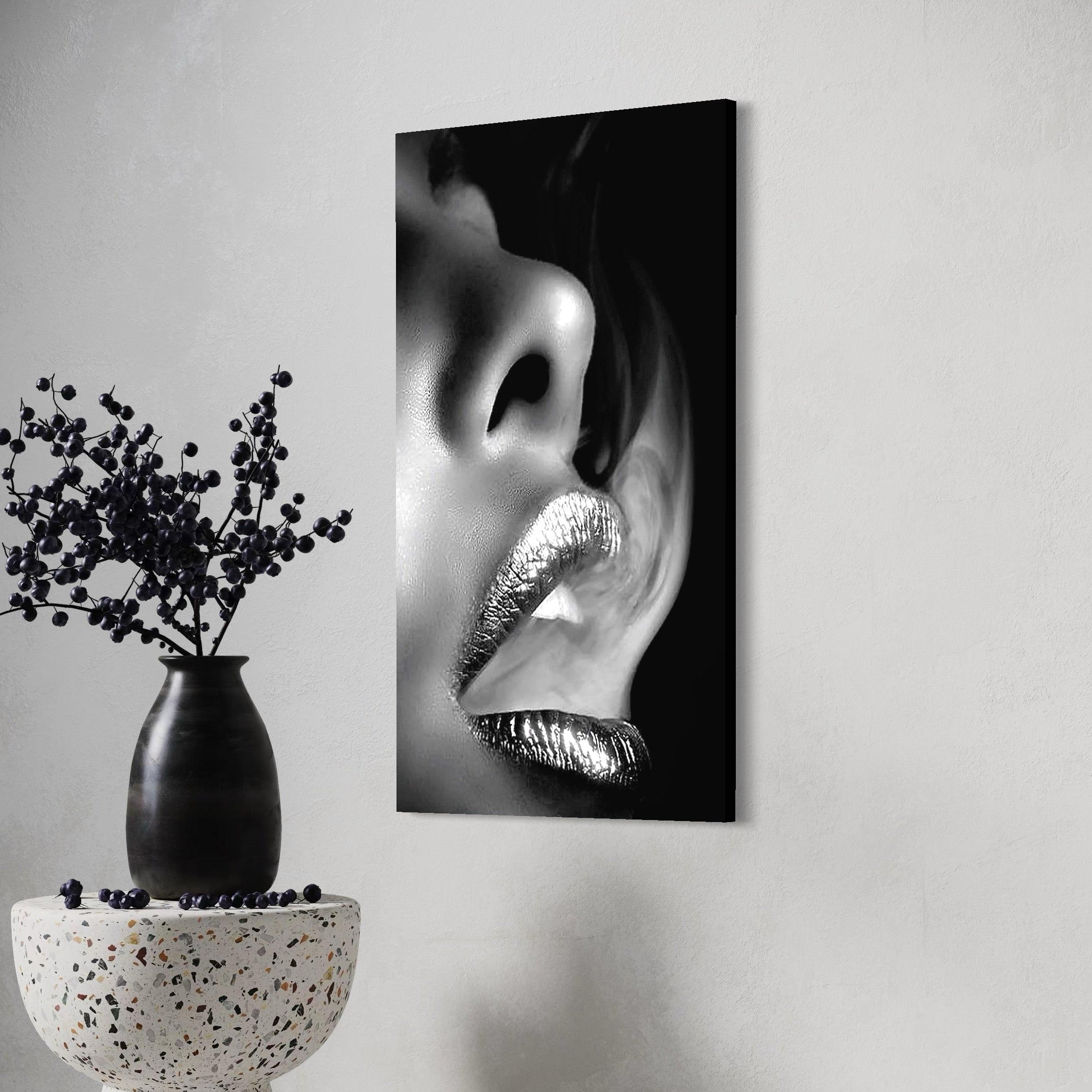 tablou canvas cu buze lucioase in nuante metalice argintii si fum surprinse artistic intr-un portret alb si negru