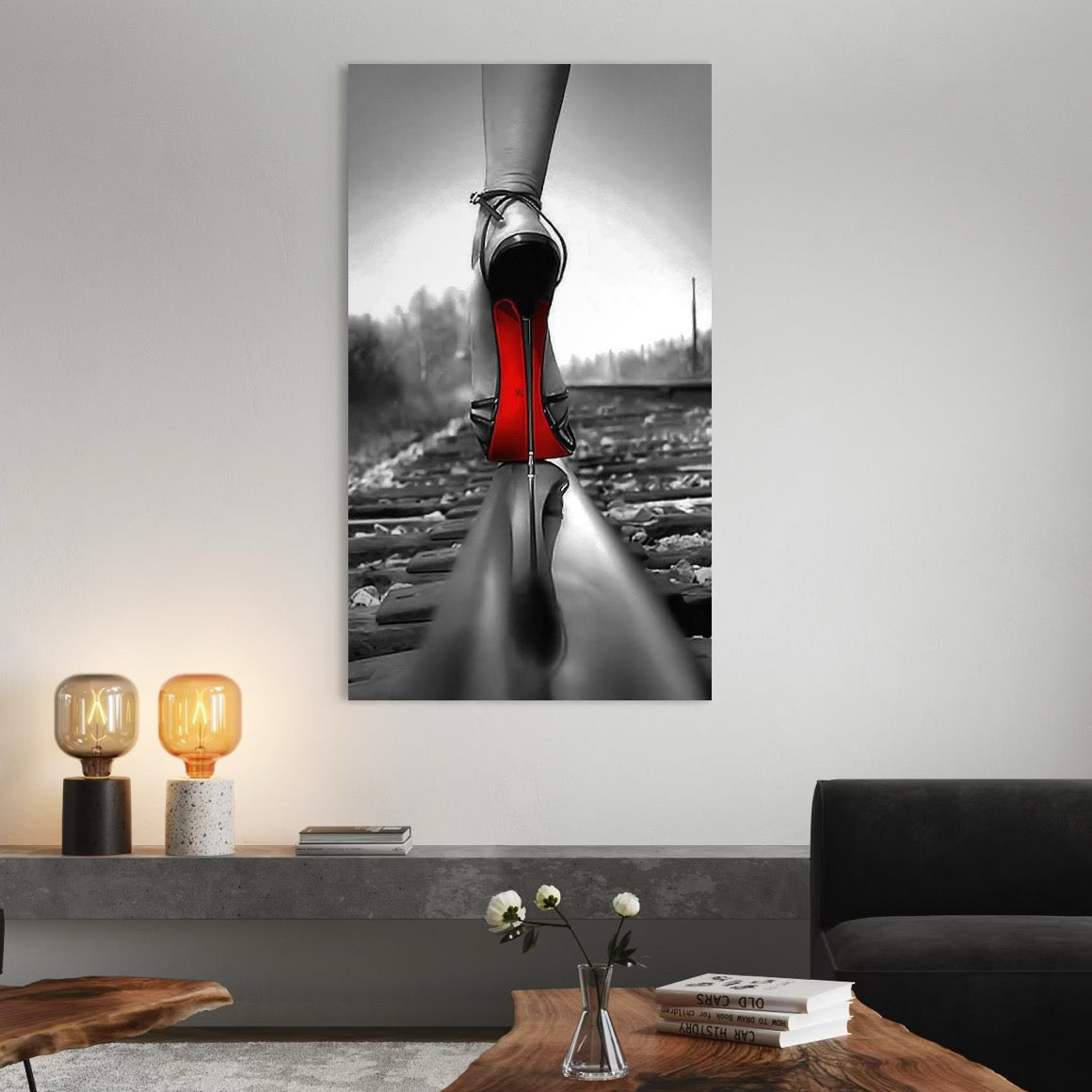 tablou canvas cu un pantof cu toc subtire si talpa rosie, pe o sina de tren, intr-un cadru provocator alb si negru