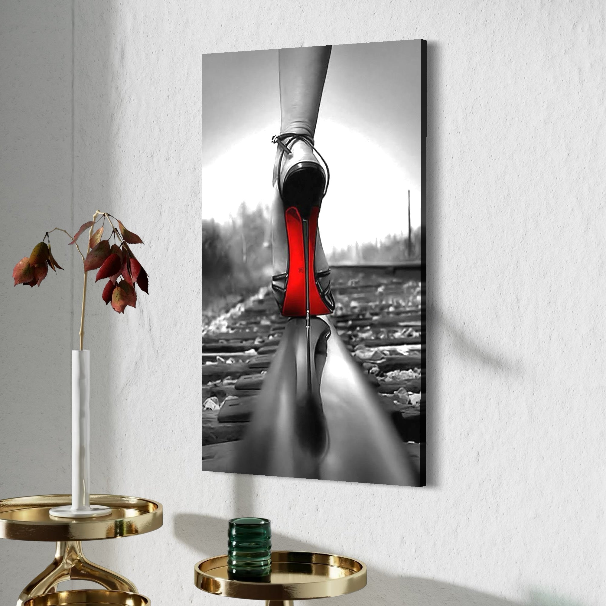 tablou canvas cu un pantof cu toc subtire si talpa rosie, pe o sina de tren, intr-un cadru provocator alb si negru