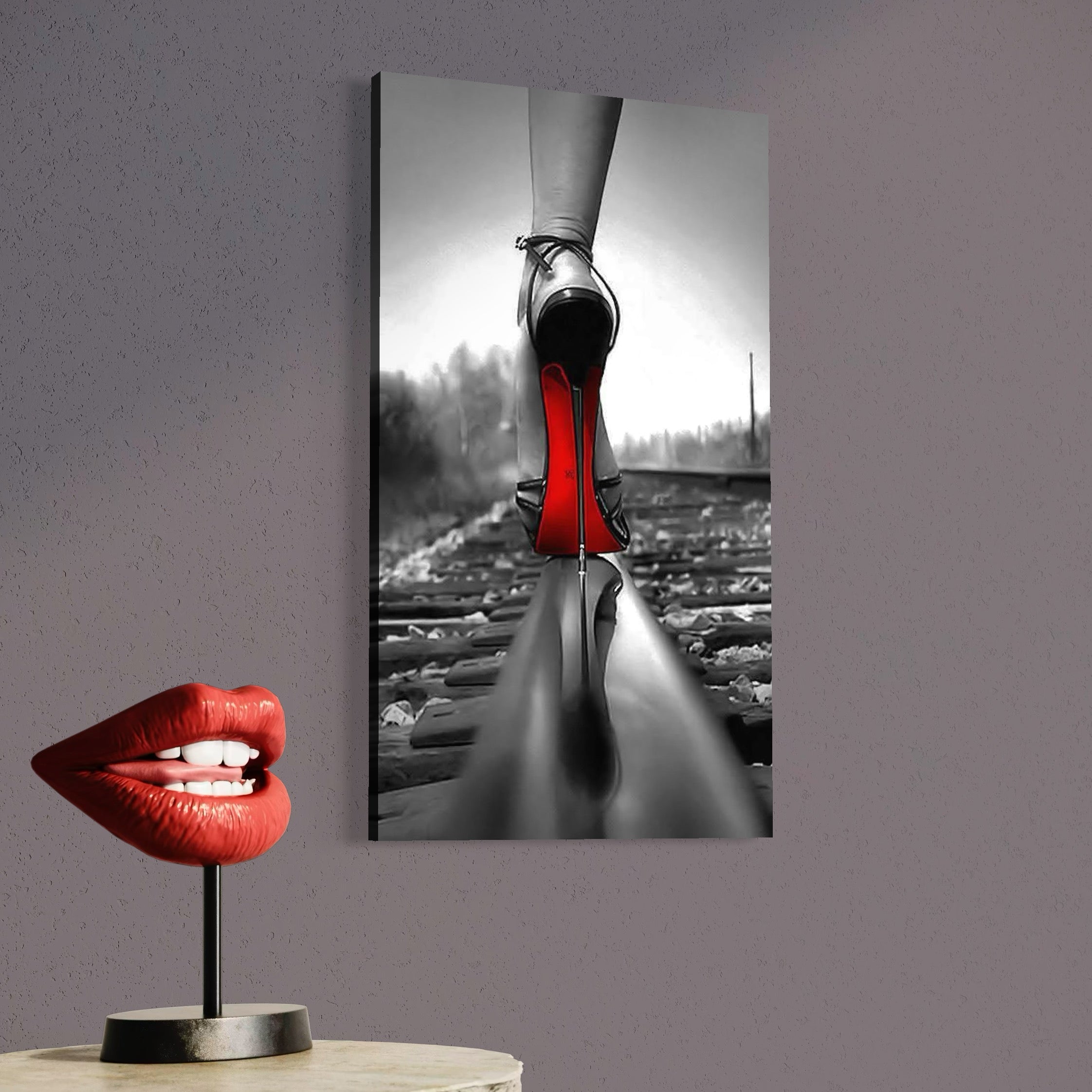 tablou canvas cu un pantof cu toc subtire si talpa rosie, pe o sina de tren, intr-un cadru provocator alb si negru