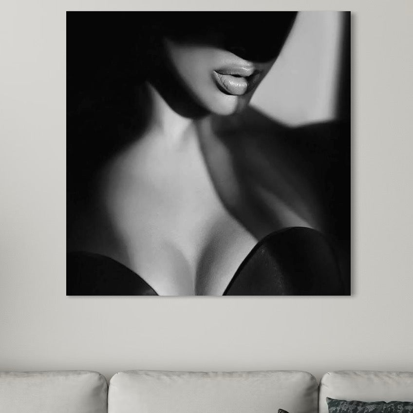 tablou canvas cu silueta unei femei atragatoare in umbra, intr-un cadru senzual alb si negru