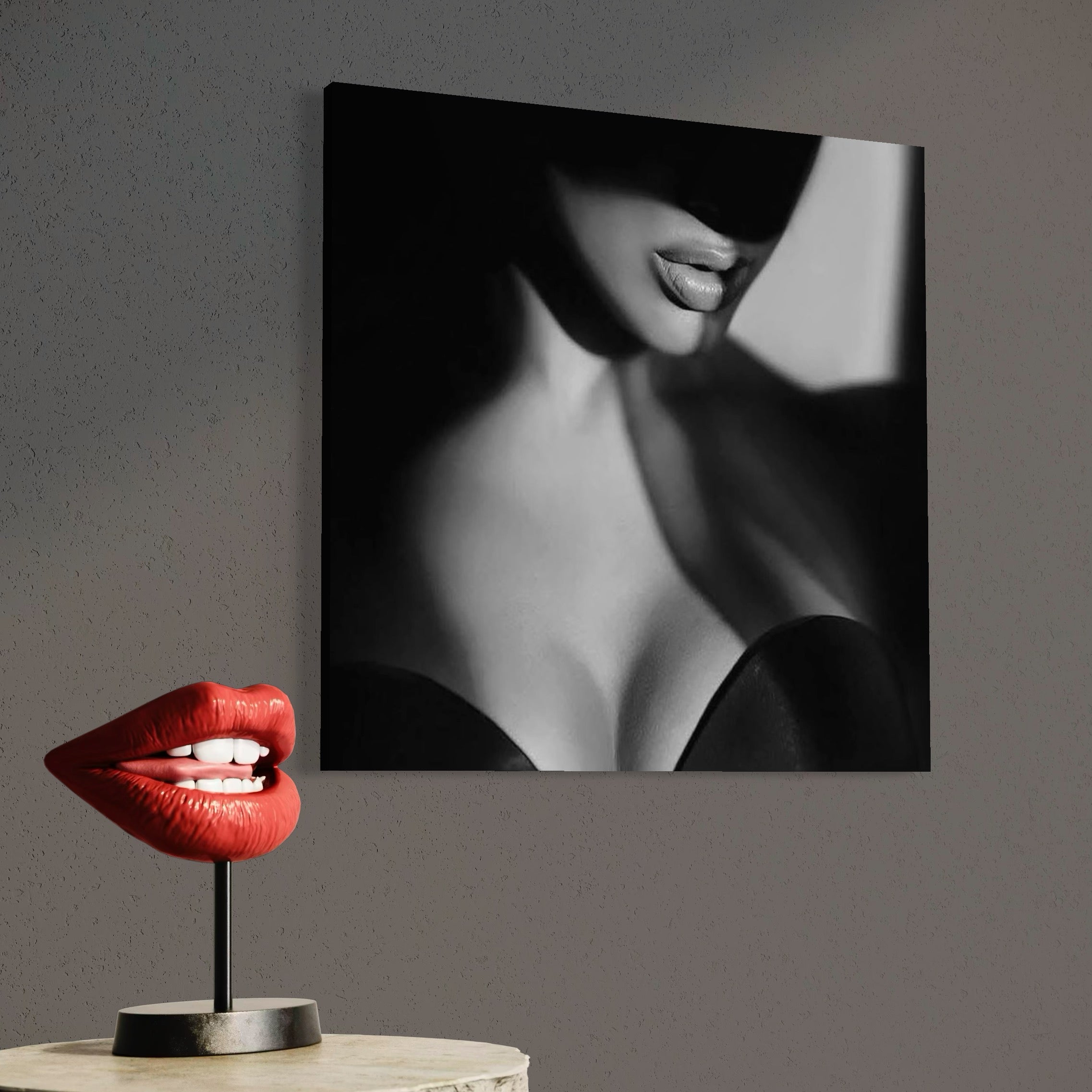 tablou canvas cu silueta unei femei atragatoare in umbra, intr-un cadru senzual alb si negru