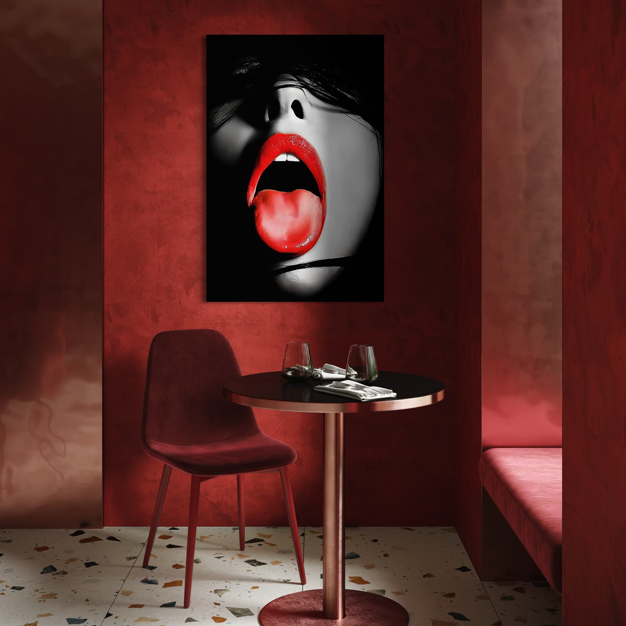 tablou canvas cu o femeie cu buzele in rosu aprins, intr-o ipostaza seducatoare pe fundal intunecat