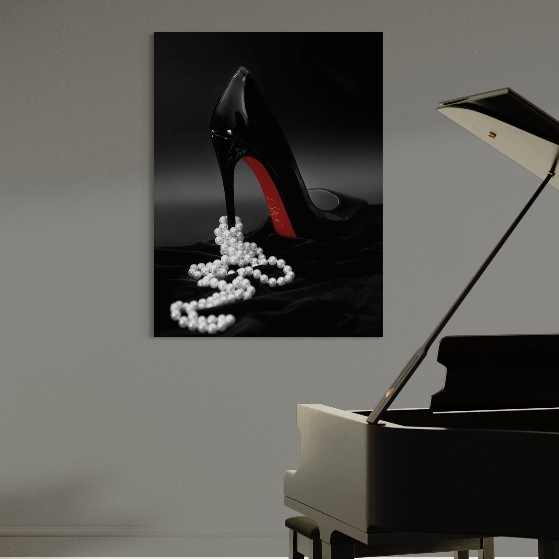 tablou canvas cu un pantof negru cu toc, printre perle albe si un material negru de catifea intr-un cadru provocator intuneca