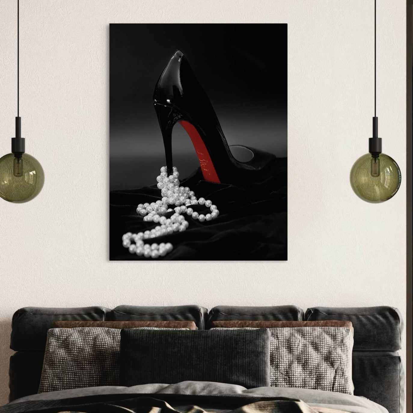 tablou canvas cu un pantof negru cu toc, printre perle albe si un material negru de catifea intr-un cadru provocator intuneca