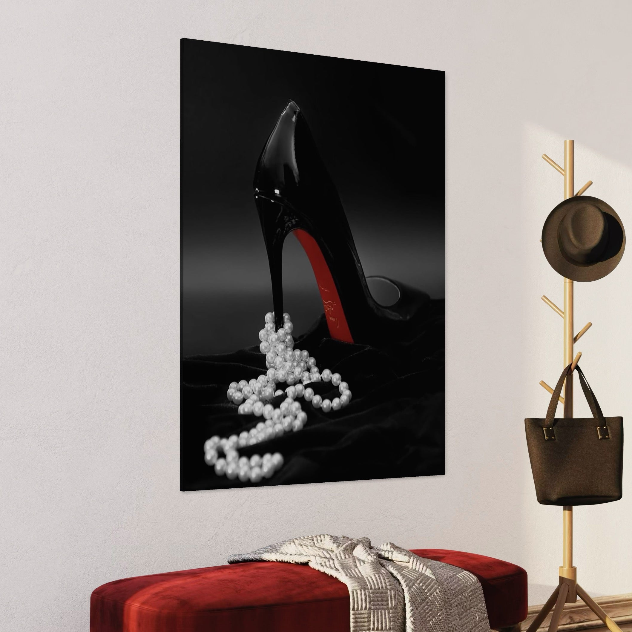 tablou canvas cu un pantof negru cu toc, printre perle albe si un material negru de catifea intr-un cadru provocator intuneca