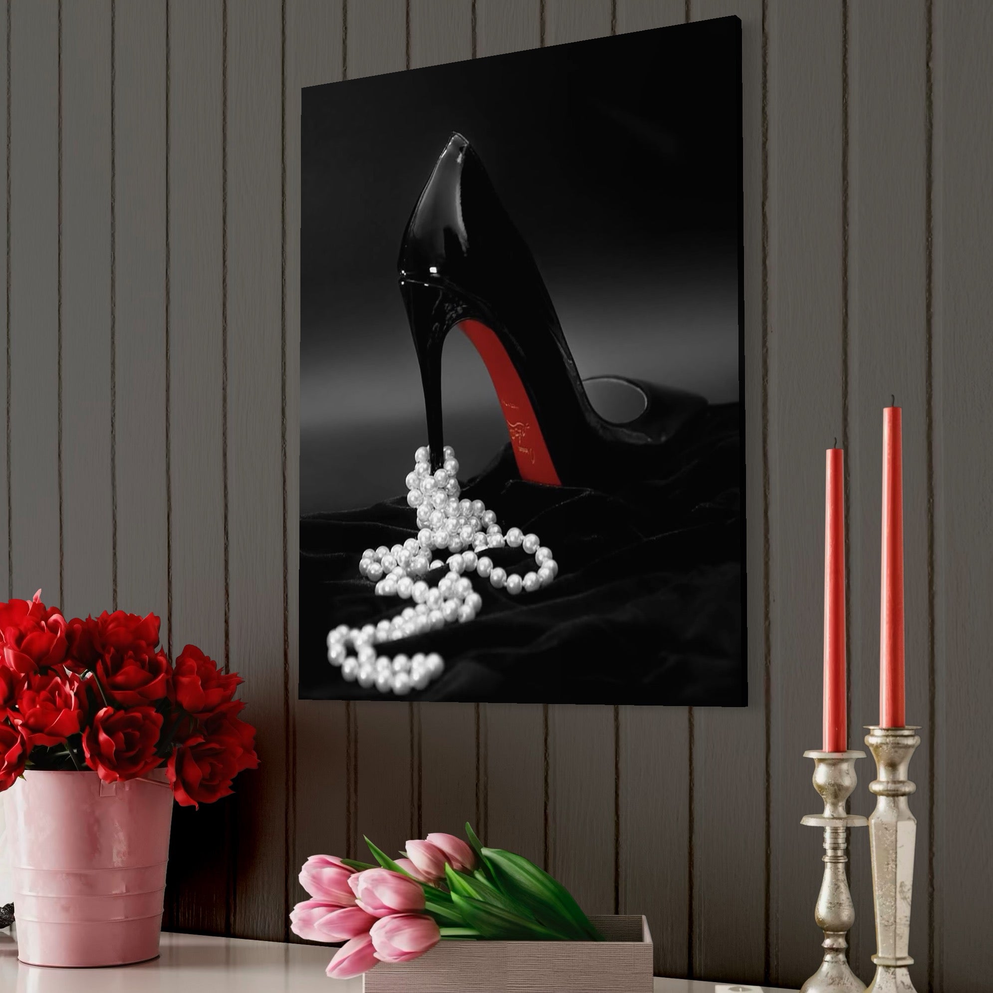 tablou canvas cu un pantof negru cu toc, printre perle albe si un material negru de catifea intr-un cadru provocator intuneca
