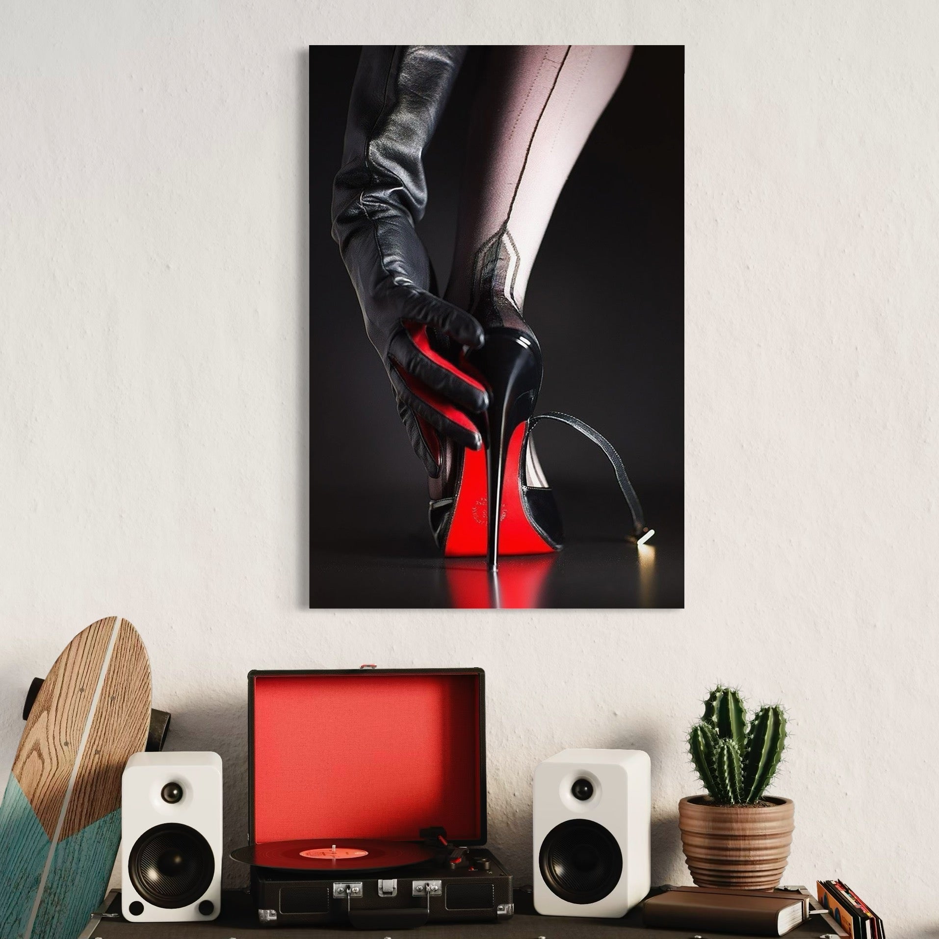 tablou canvas cu un picior de femeie pe tocuri, cu dresuri sexy negre si o mana cuprinsa de o manusa de piele neagra