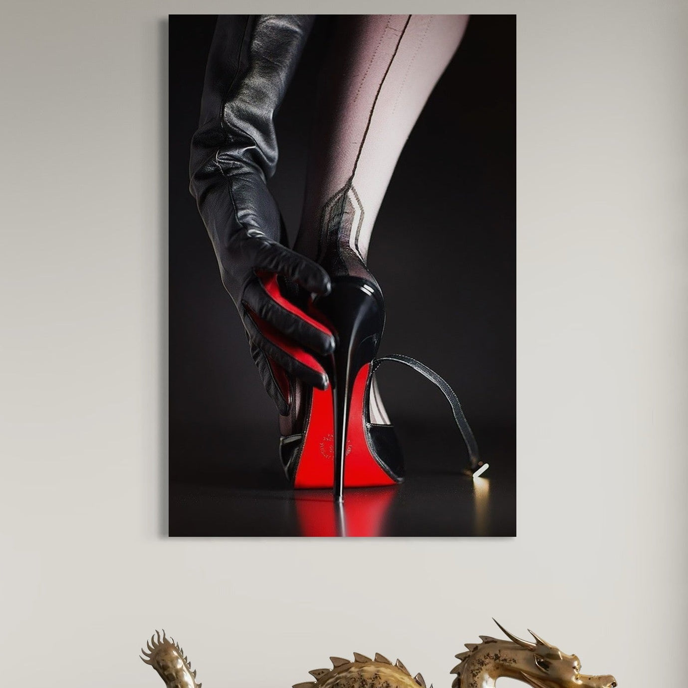 tablou canvas cu un picior de femeie pe tocuri, cu dresuri sexy negre si o mana cuprinsa de o manusa de piele neagra