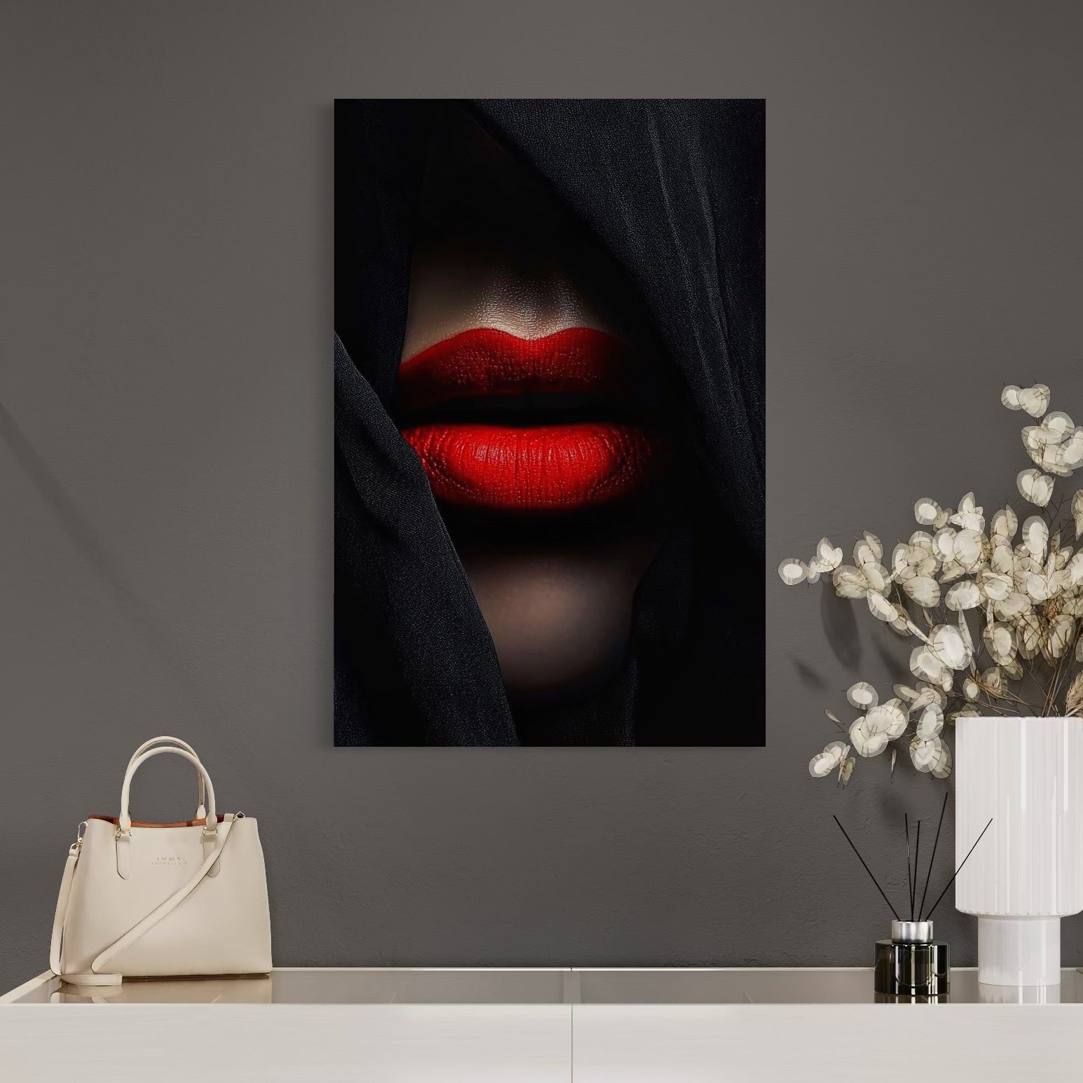 tablou canvas cu chipul ascuns al unei femei, cu buzele seducatoare in ruj rosu aprins, pe fundal intunecat