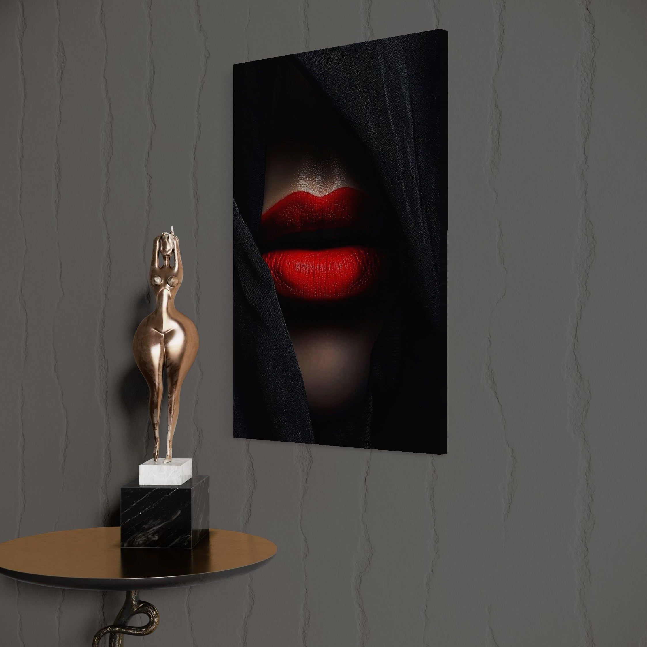 tablou canvas cu chipul ascuns al unei femei, cu buzele seducatoare in ruj rosu aprins, pe fundal intunecat