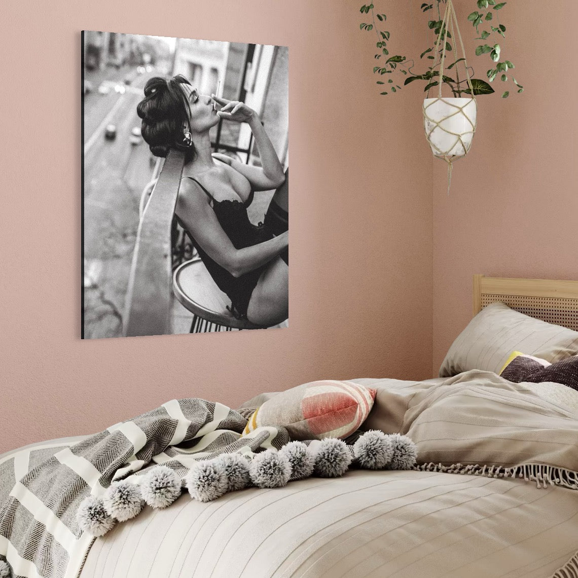 Tablou Canvas Premium, LuxCanva® P1000, Femeia de pe balcon, Alb, Negru, Tigara, Senzual, Balcon, Oras, Intimitate, Eleganta, Feminitate, Muza, Urban, Living, Dormitor