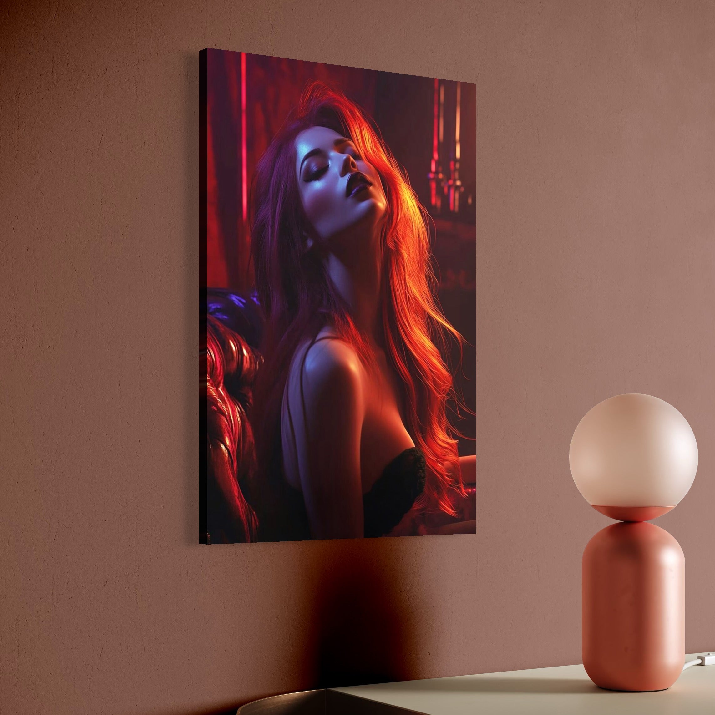 tablou canvas cu o femeie frumoasa, intr-un cadru seducator redat in nuante calde