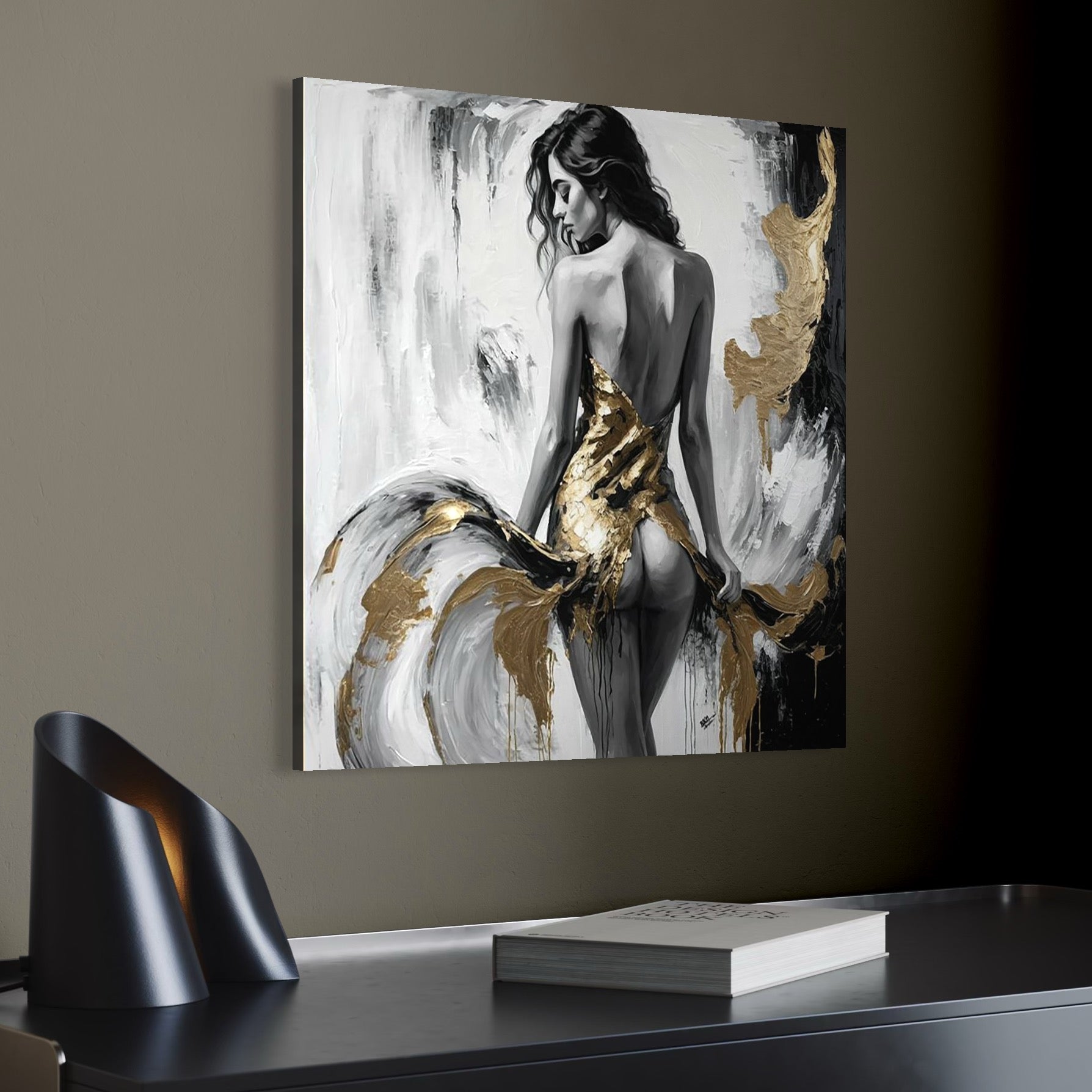 tablou canvas cu o femeie intr-o rochie aurie, surprinsa intr-o ipostaza sexy, pe fundal alb si negru cu accente aurii