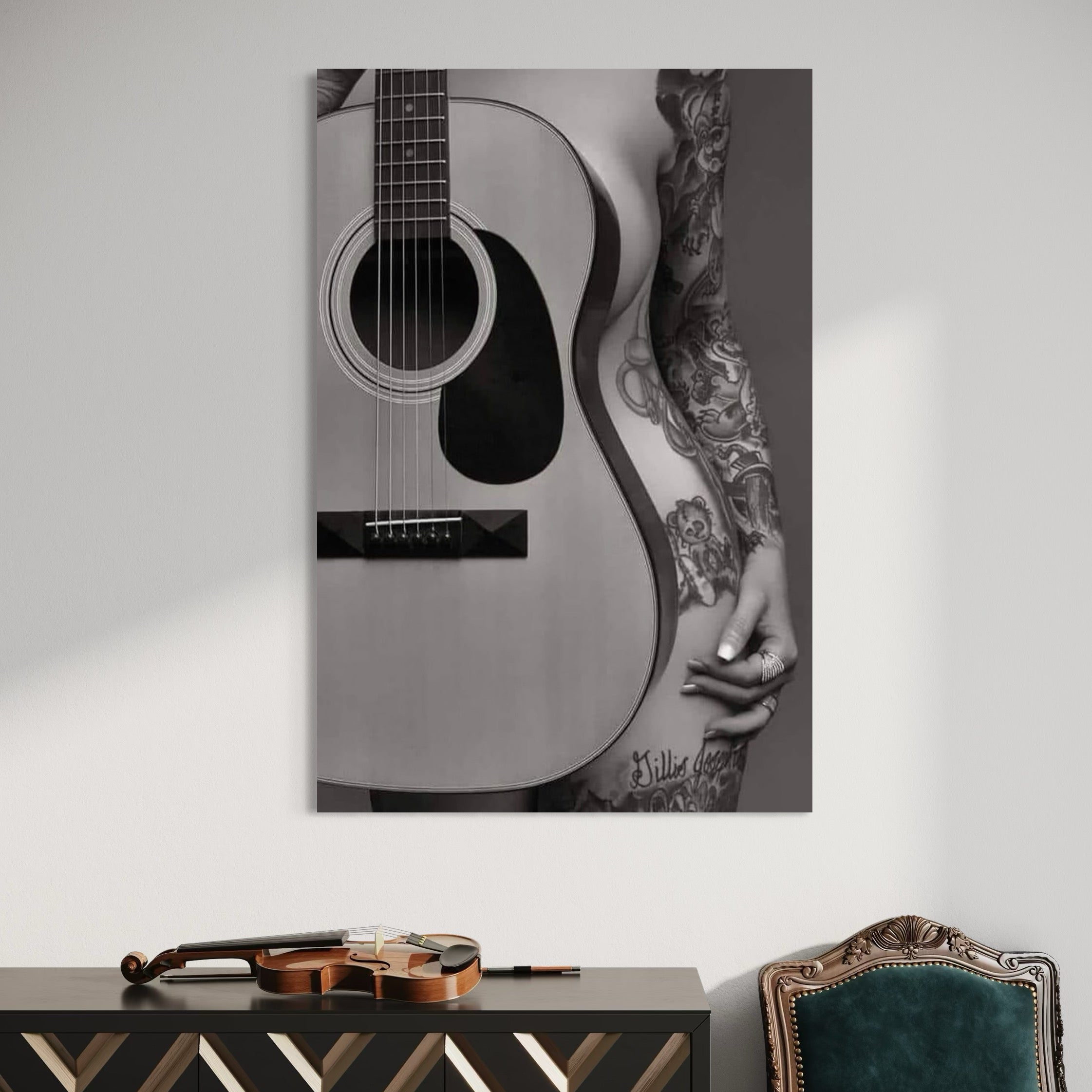 tablou canvas cu silueta unui corp tatuat de femeie, in armonie cu o chitara, pe fundal alb si negru
