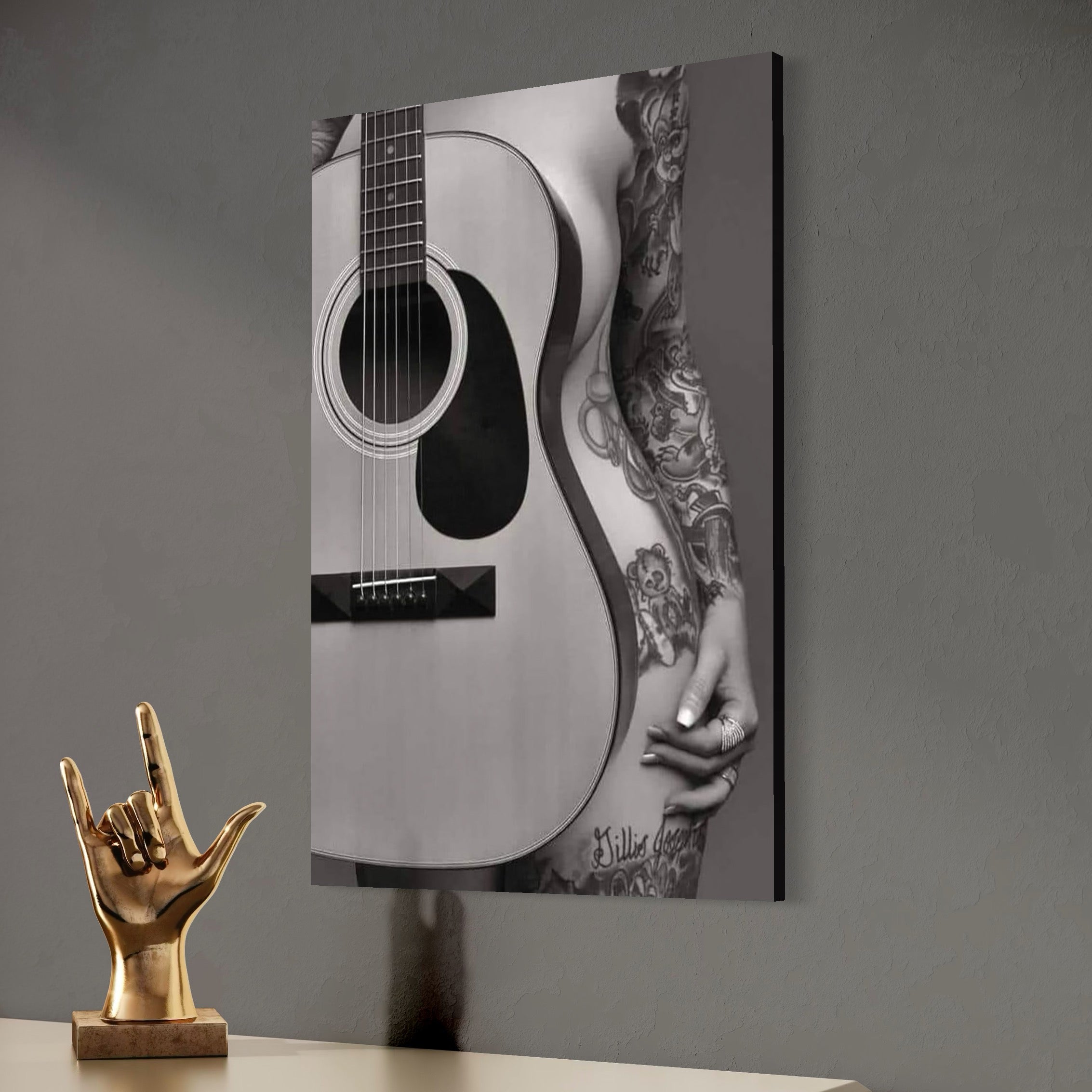 tablou canvas cu silueta unui corp tatuat de femeie, in armonie cu o chitara, pe fundal alb si negru