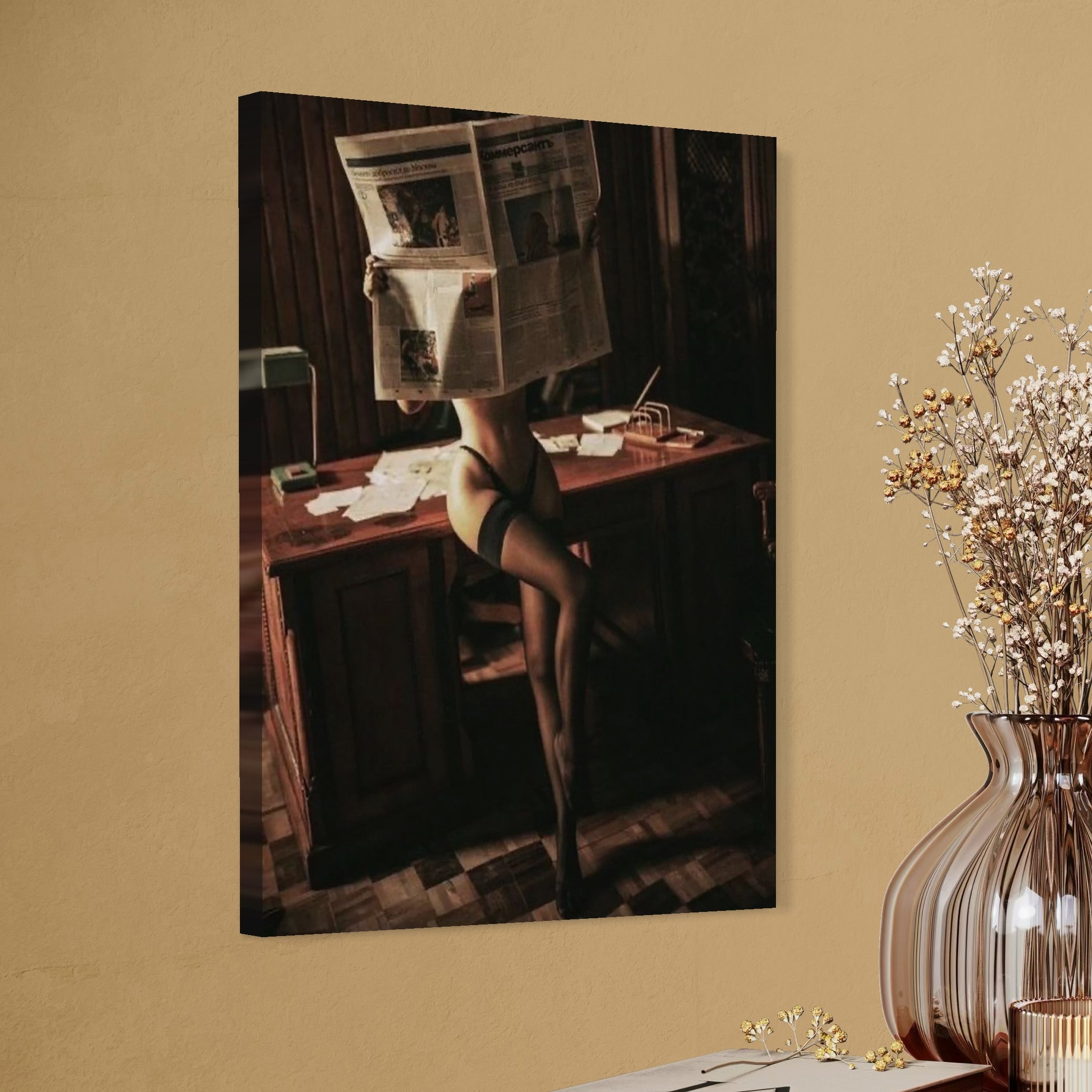 tablou canvas cu un trup de femeie dezgolit, cu dresuri, citind un ziar intr-un birou vintage