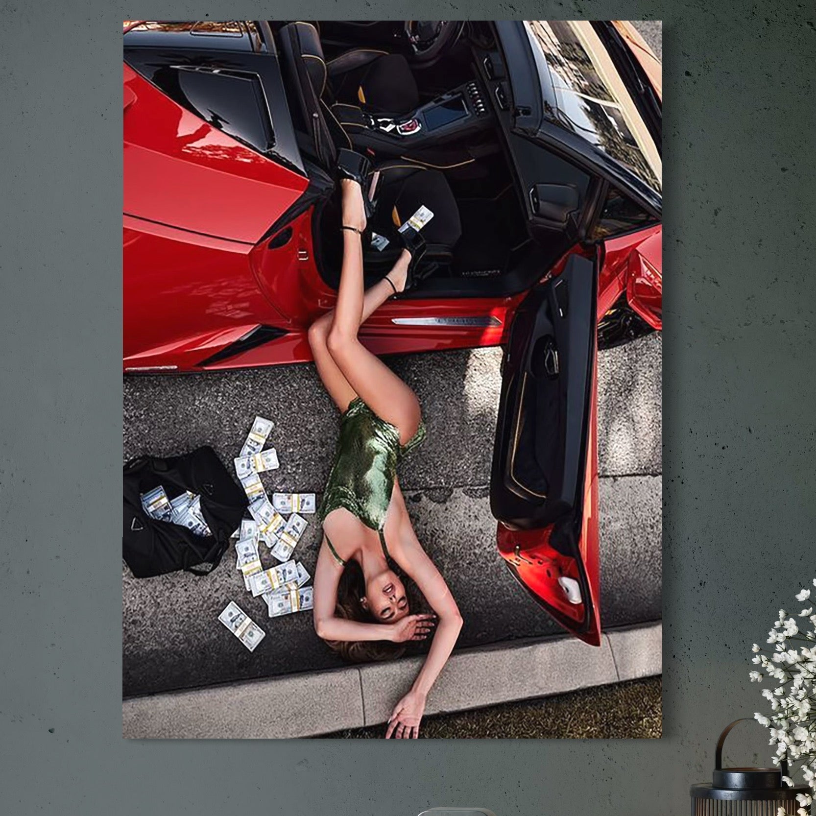 tablou canvas cu o femeie sexy intr-o rochie verde stralucitoare, la marginea unui drum intr-o masina rosie langa teancuri de bancnote