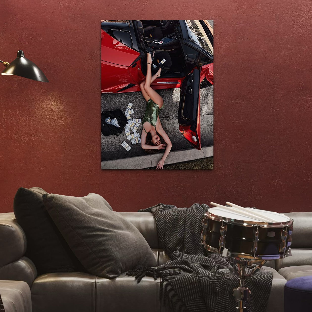 tablou canvas cu o femeie sexy intr-o rochie verde stralucitoare, la marginea unui drum intr-o masina rosie langa teancuri de bancnote