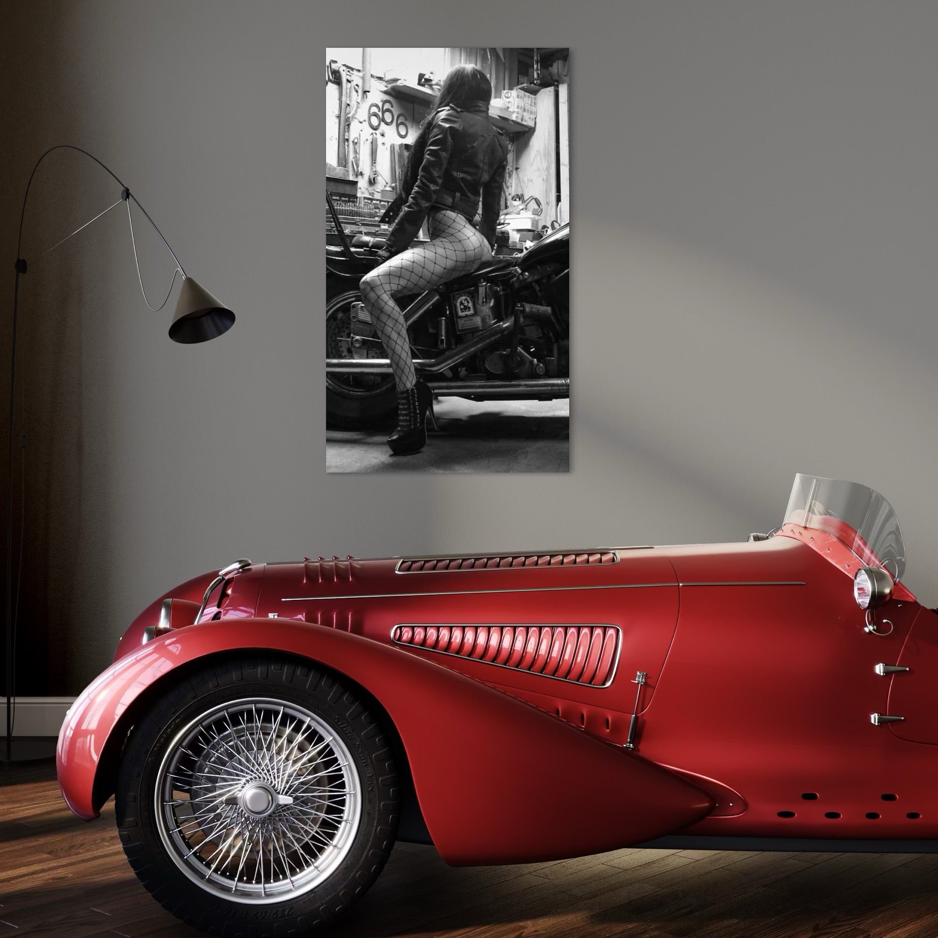 tablou canvas cu o femeie cu dresuri tip plasa pe o motocicleta , intr-un garaj redat in nuante de alb si negru