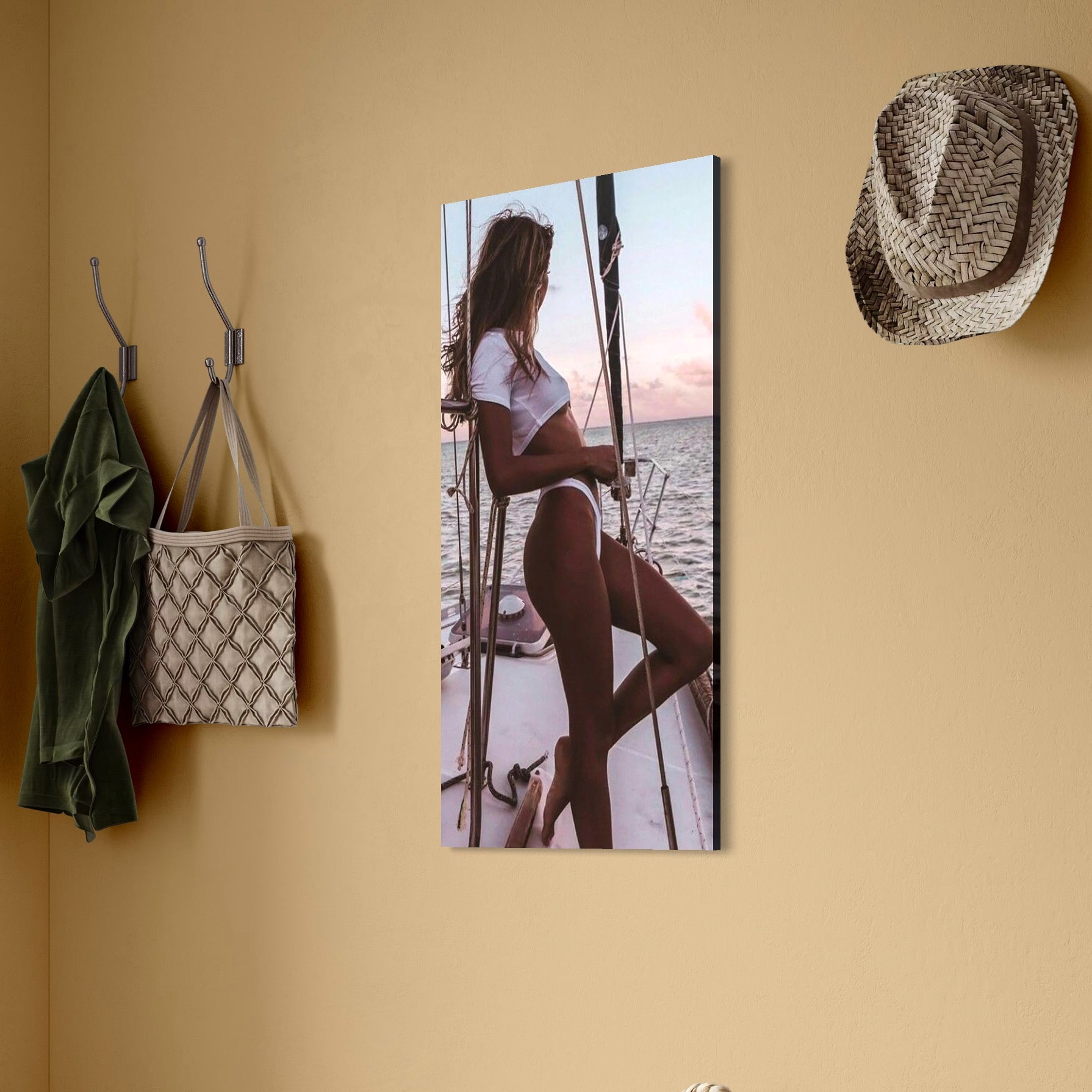 tablou canvas cu o femeie intr-un costum de baie alb, pe un iaht in mijlocul oceanului la apus de Soare