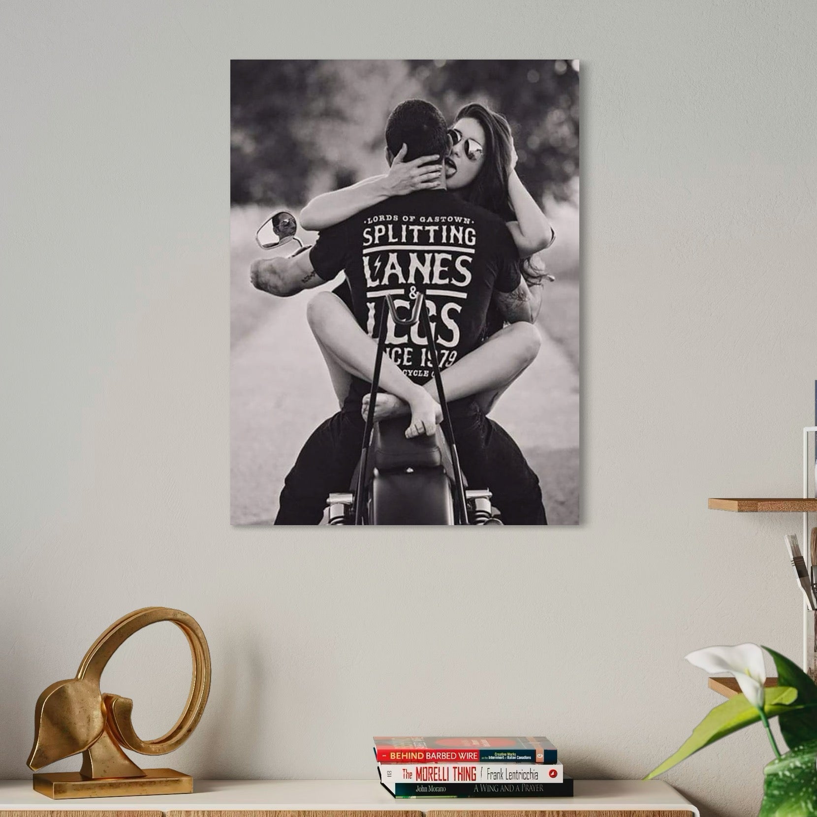 tablou canvas cu o femeie cu ochelari de soare si un barbat imbratisati pe o motocicleta, intr-un cadru  retro alb si negru