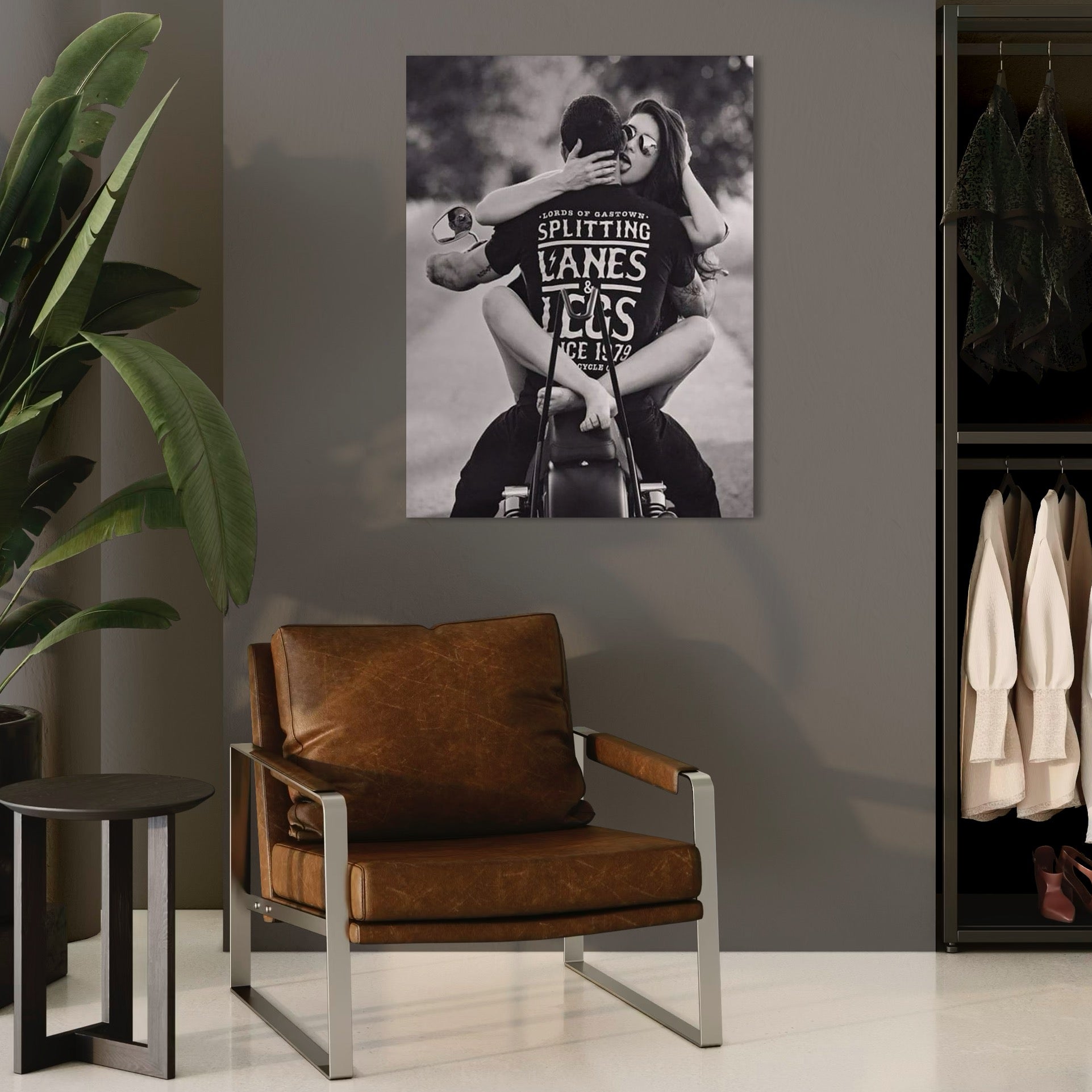 tablou canvas cu o femeie cu ochelari de soare si un barbat imbratisati pe o motocicleta, intr-un cadru  retro alb si negru