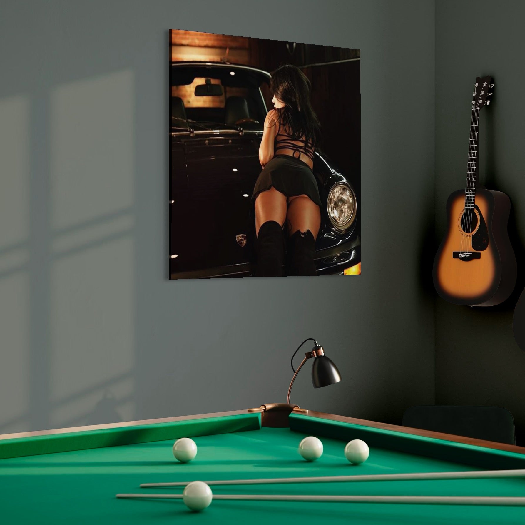 tablou canvas cu o femeie sexy pe capota unei masini negre, intr-un cadru intunecat cu lumina slaba si calda