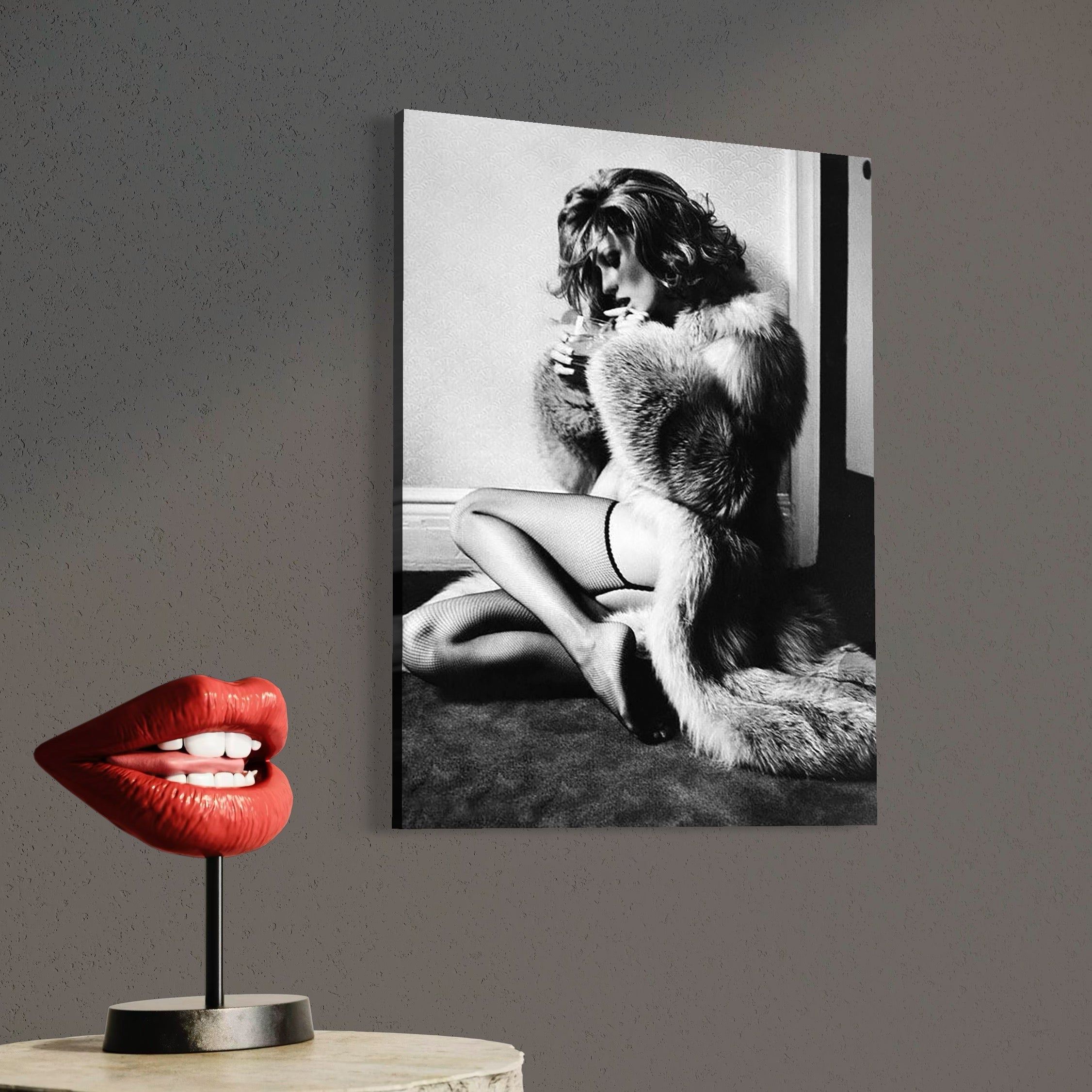 tablou canvas cu o femeie in dresuri cu plasa si imbracata intr-o haina de blana, savurand un pahar de whiskey, intr-un cadru retro - vintage, alb si negru