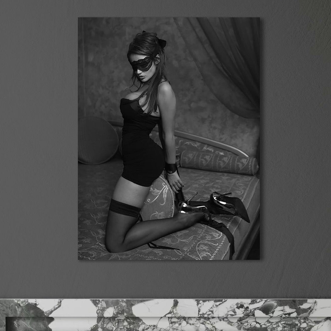 tablou canvas cu o femeie legata la ochi, intr-un costum sexy si tocuri, intr-un cadru alb si negru