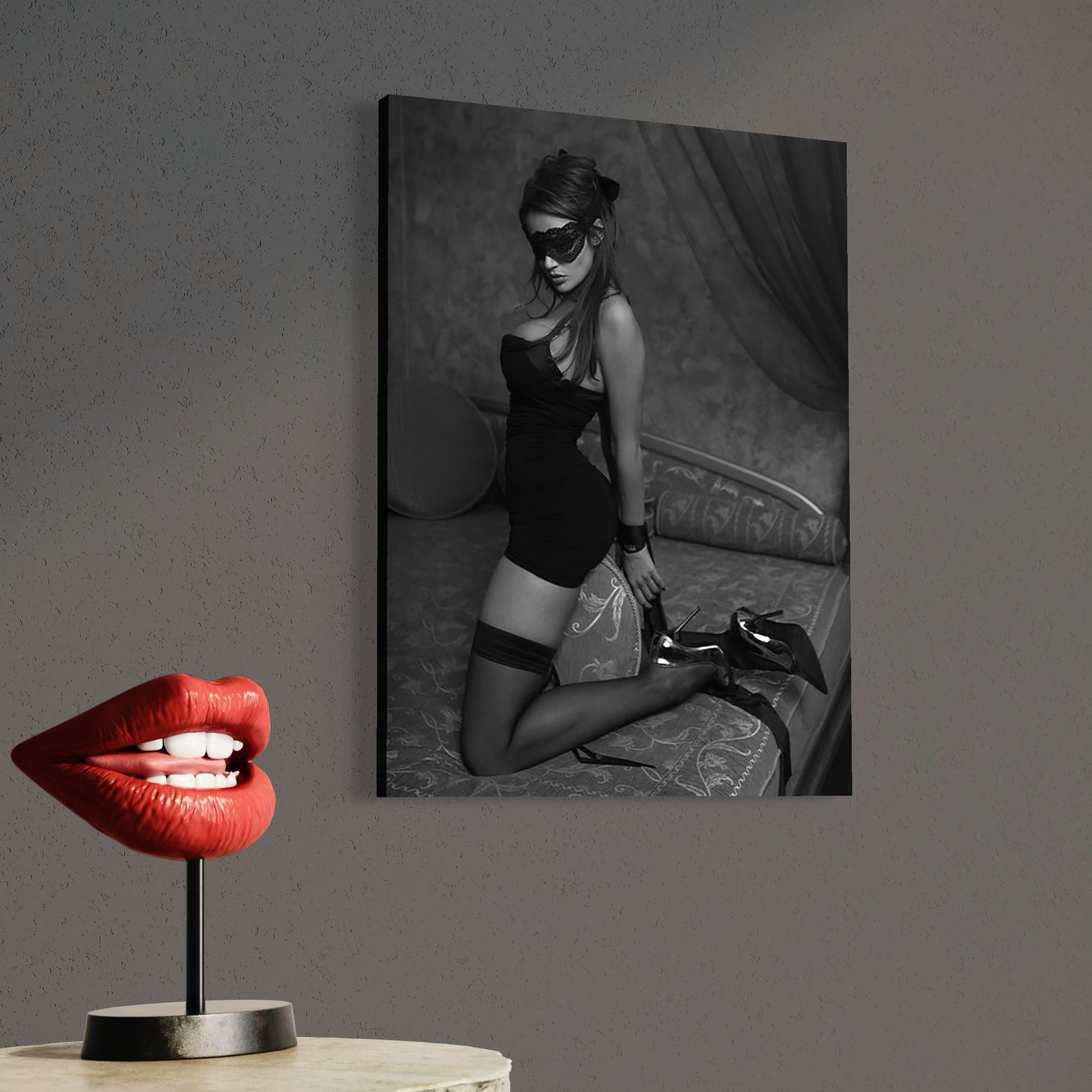tablou canvas cu o femeie legata la ochi, intr-un costum sexy si tocuri, intr-un cadru alb si negru