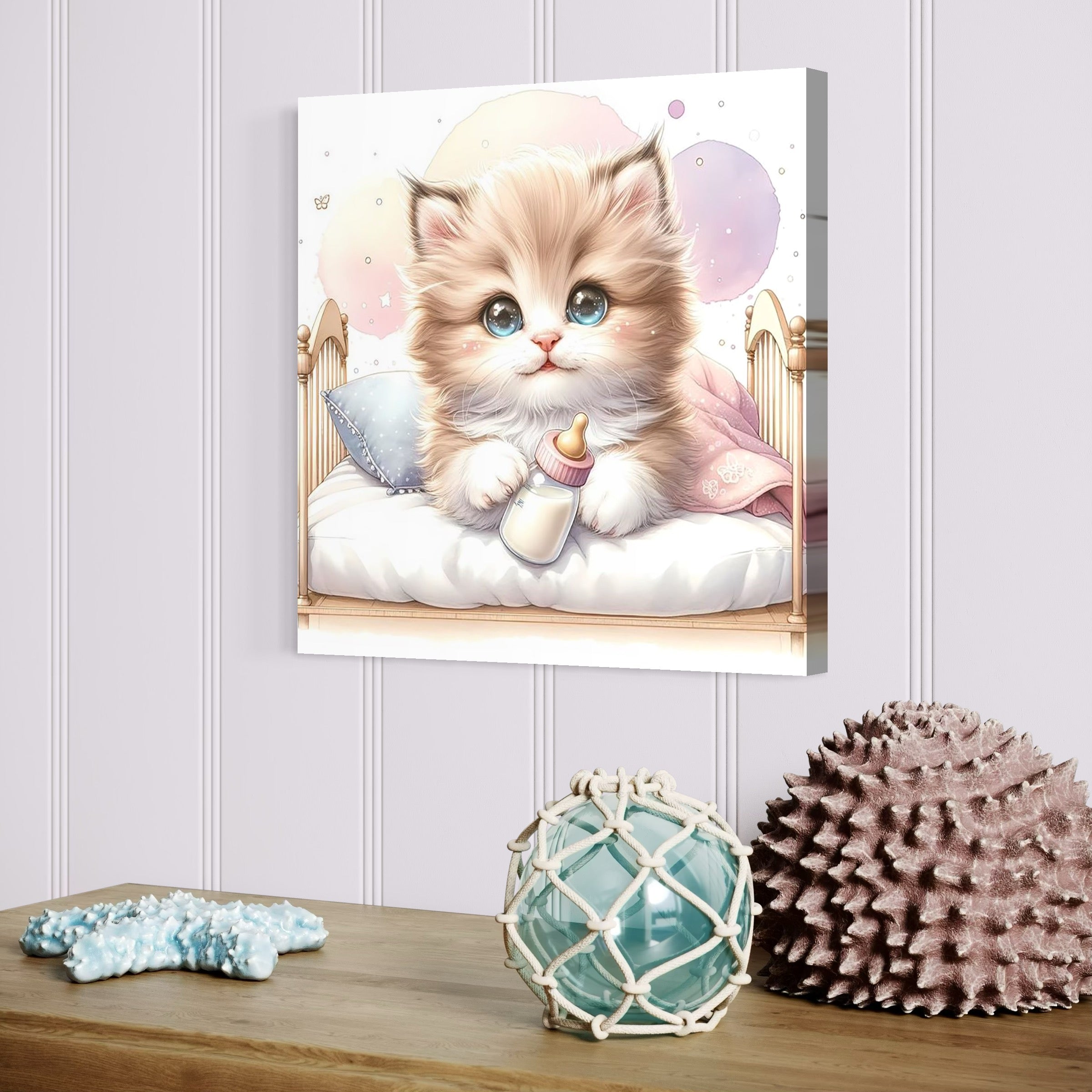 tablou canvas cu un pui de pisica intr-un patut de bebelus, cu un biberon pe fundal abstract in culori deschise