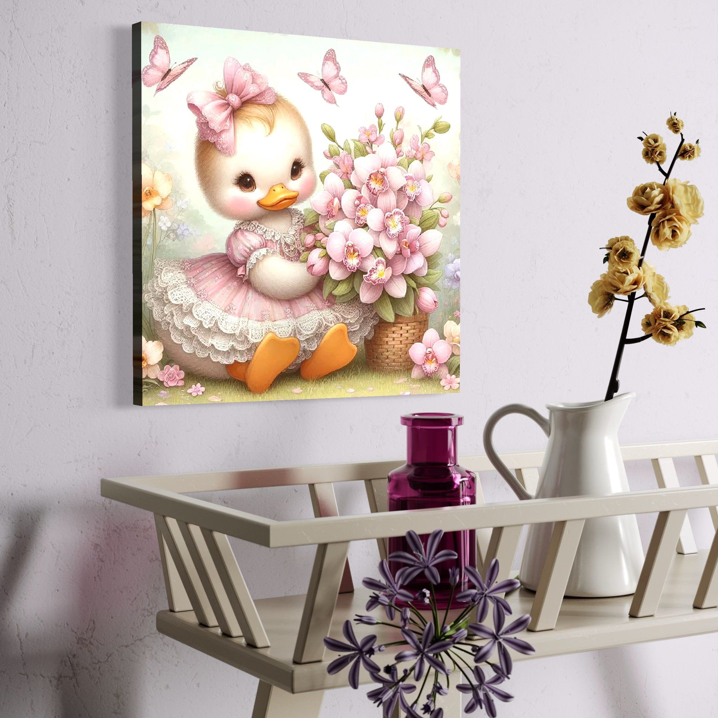 tablou canvas cu o ratusca cu rochita si o fundita roz, langa o orhidee intr-o gradina cu fluturi 