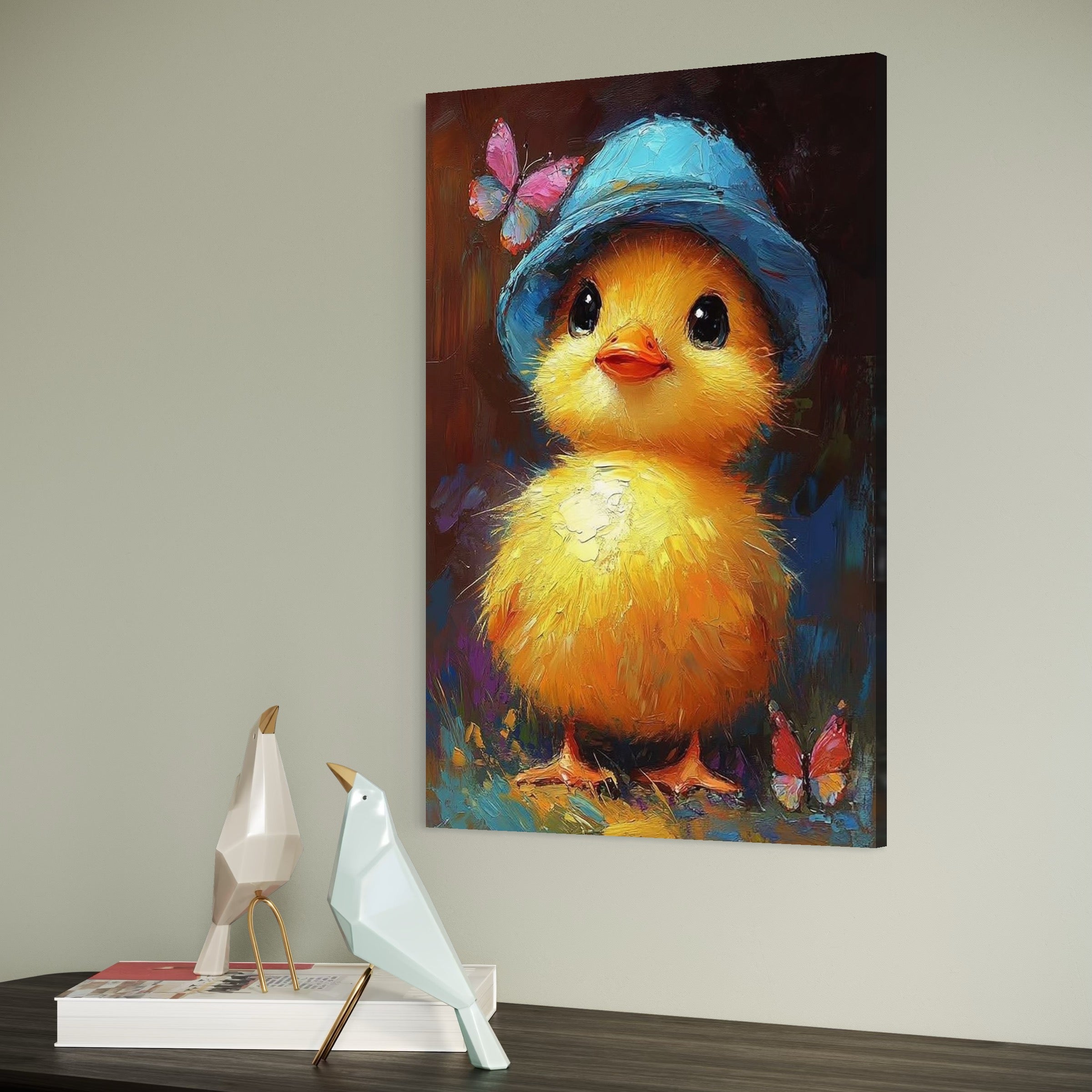 tablou canvas cu un pui galben cu palarie albastra, pictat alaturi de fluturasi multicolori