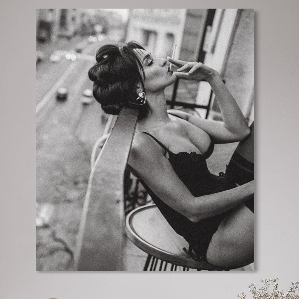 Tablou Canvas Premium, LuxCanva® P1000, Femeia de pe balcon, Alb, Negru, Tigara, Senzual, Balcon, Oras, Intimitate, Eleganta, Feminitate, Muza, Urban, Living, Dormitor